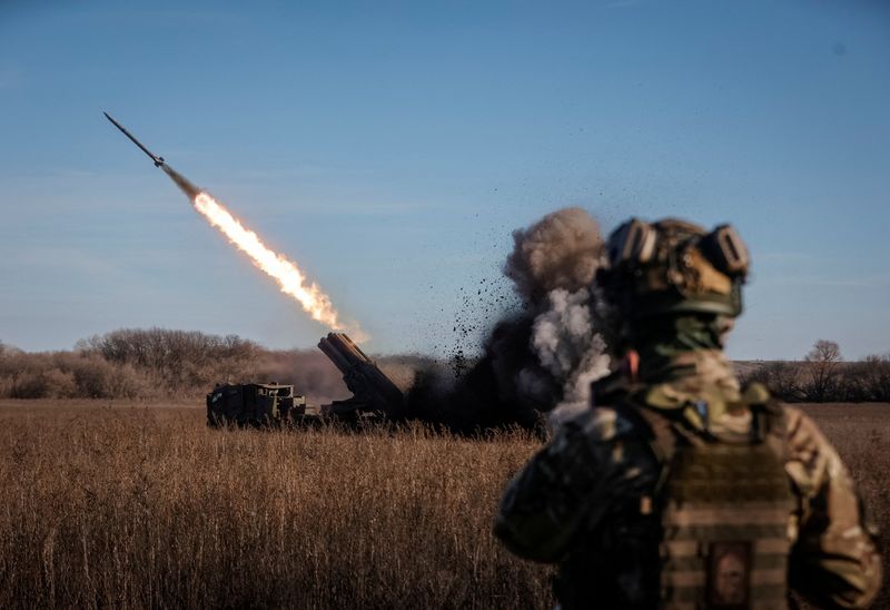 Militares ucranianos disparan con un sistema de cohetes de lanzamiento múltiple Bureviy (REUTERS)