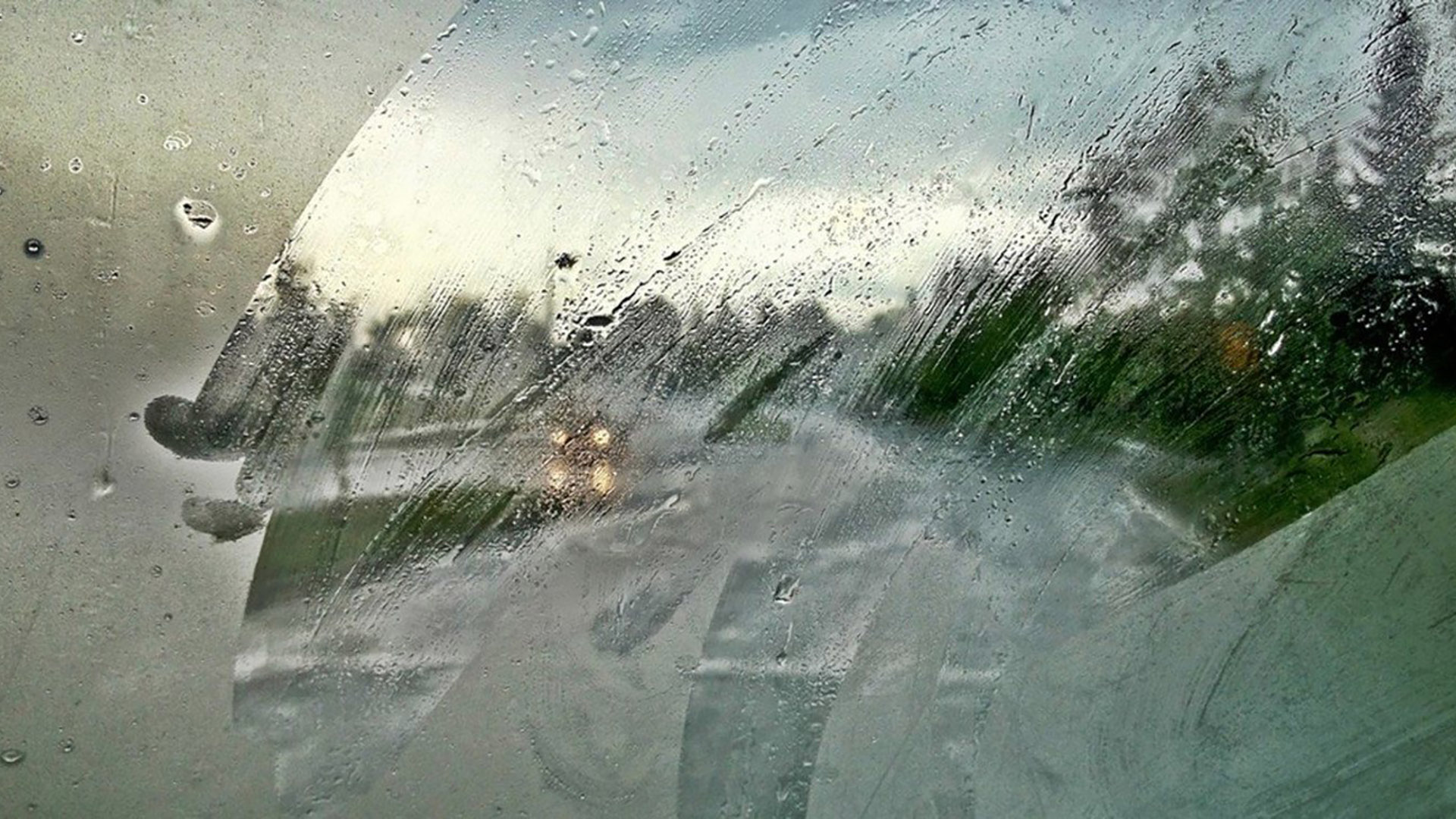 Limpiar el vidrio con la mano o un trapo seco no soluciona el problema, sólo despeja una parte del vidrio y éste se vuelve a empañar en pocos segundos