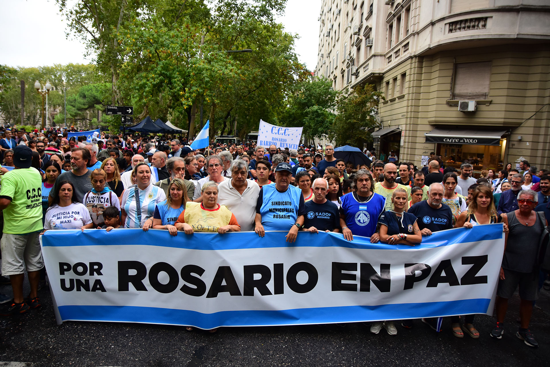 La marcha, que se realizó en silencio, se inició pasadas las 17 en la intersección de Dorrego y Santa Fe, donde se encuentra la sede de Gobernación en Rosario 