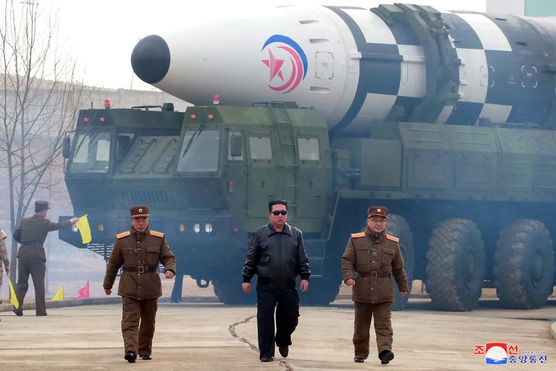 El líder norcoreano Kim Jong-un se aleja de lo que, según los medios estatales, es un "nuevo tipo" de misil balístico intercontinental 