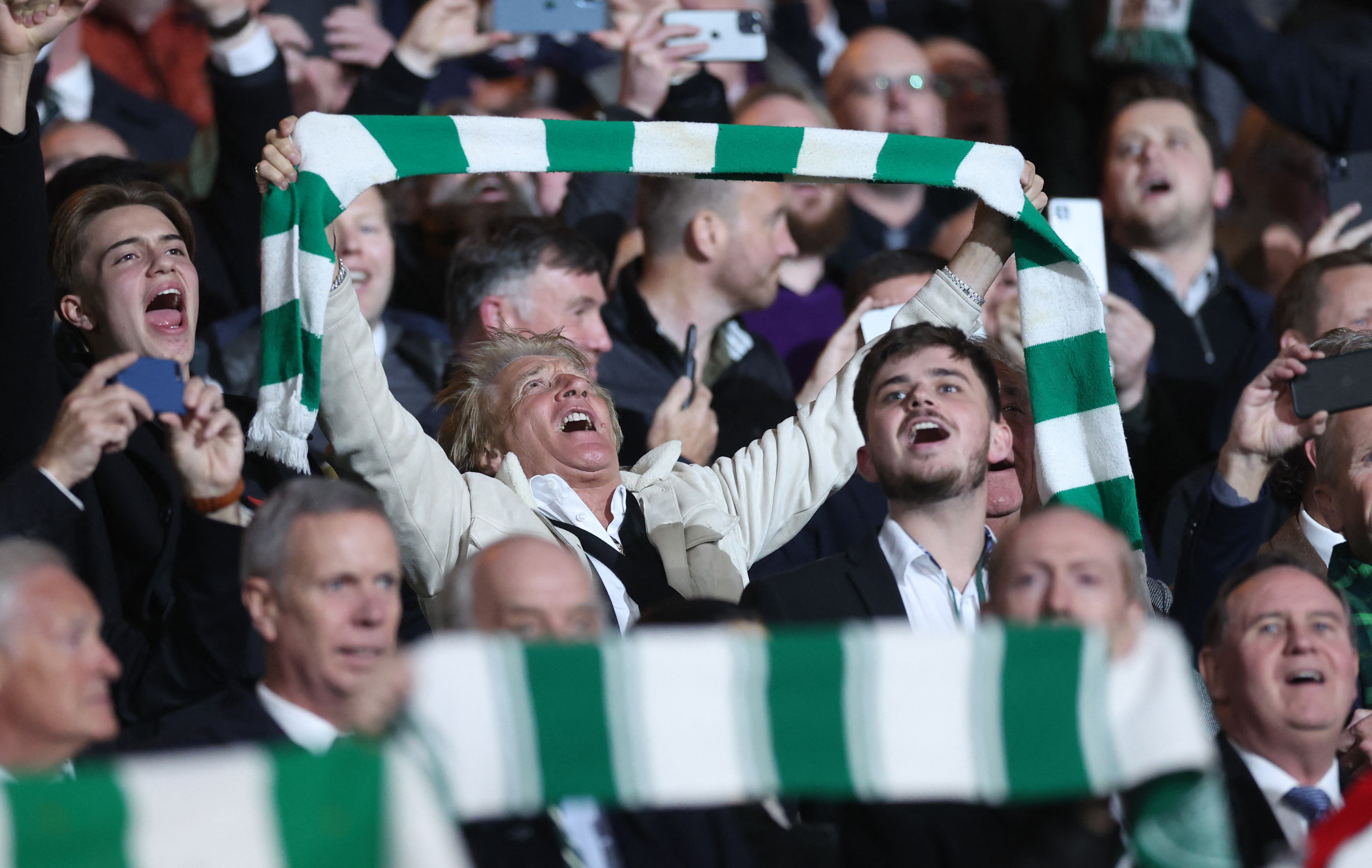 Rod Stewart en las gradas antes del partido entre Celtic y RB Leipzig (Reuters)