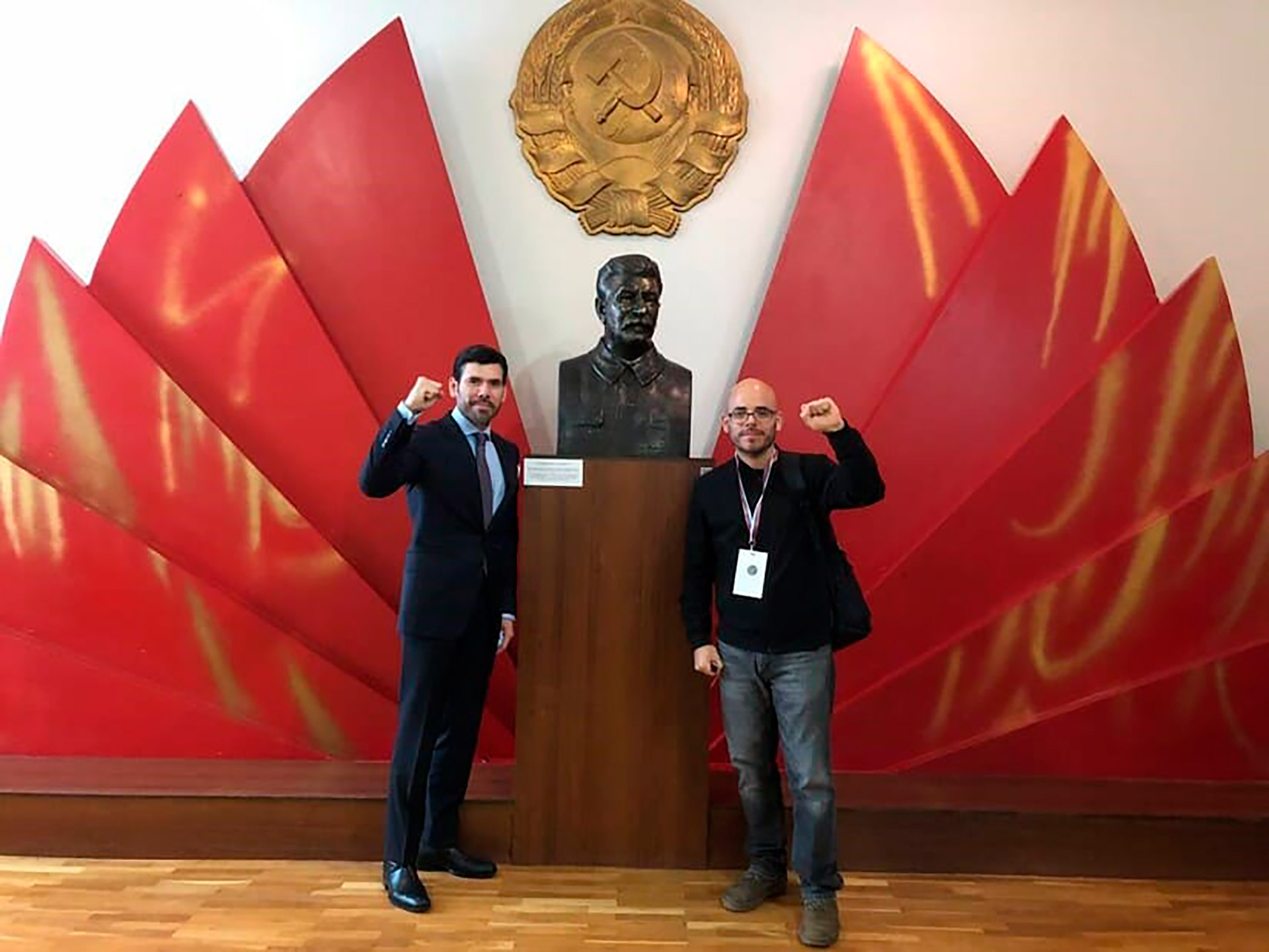 Laureano y Daniel Edmundo Ortega Murillo, hijos de la pareja presidencial de Nicaragua, posan junto al busto del dictador soviético Iósif Stalin en junio de 2021.  (Foto 19 Digital)