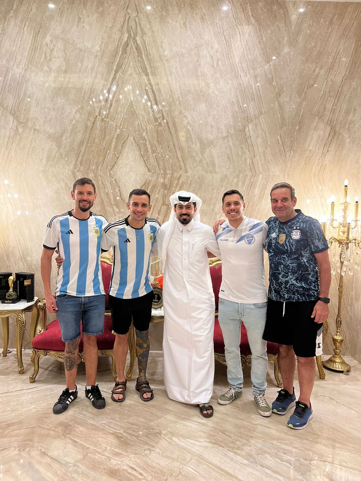 La photo avec le cheikh qui a reçu les supporters argentins lors de la Coupe du monde
