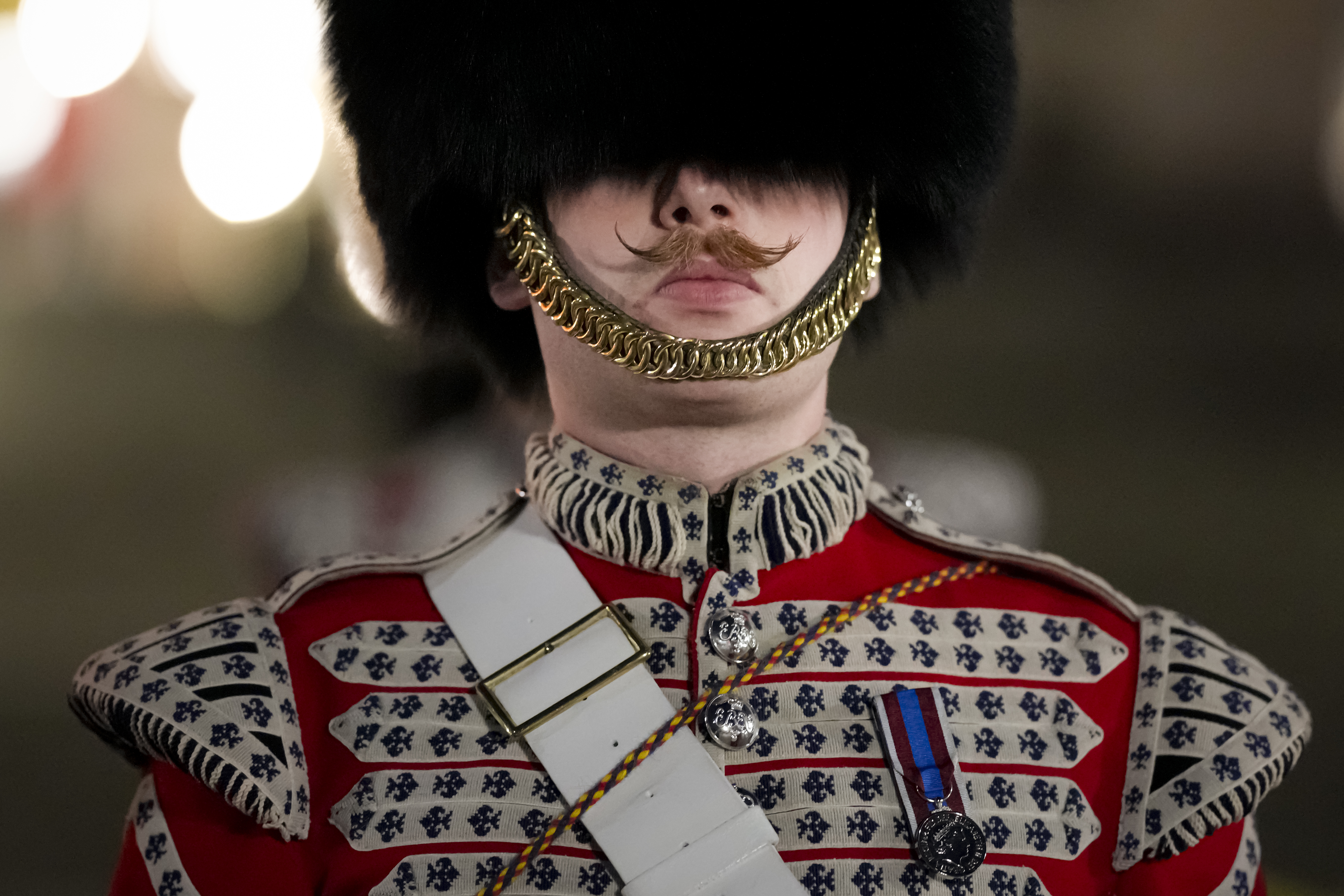 Un miembro de las marchas militares en The Mall, en el centro de Londres, la madrugada del miércoles 3 de mayo de 2023, durante un ensayo para la coronación del rey Carlos III que tendrá lugar en la Abadía de Westminster el 6 de mayo. (AP Photo/Andreea Alexandru)
