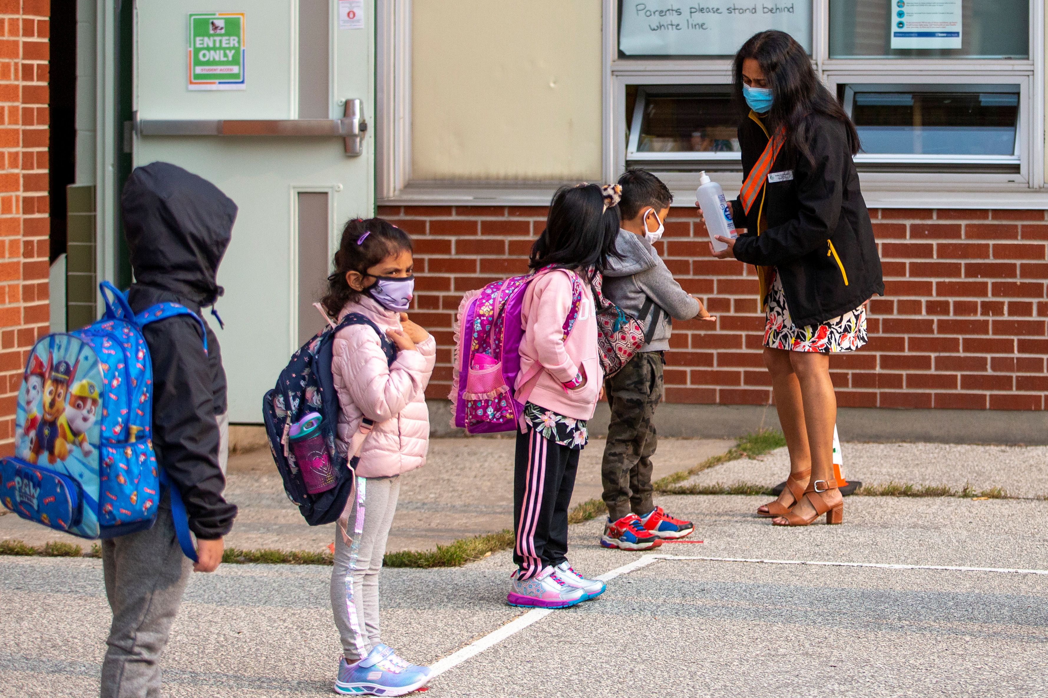 Estudiantes en su primer día de clases tras la suspensión por la pandemia del coronavirus, en Toronto, Ontario, Canadá. Septiembre de 2020. REUTERS/Carlos Osorio