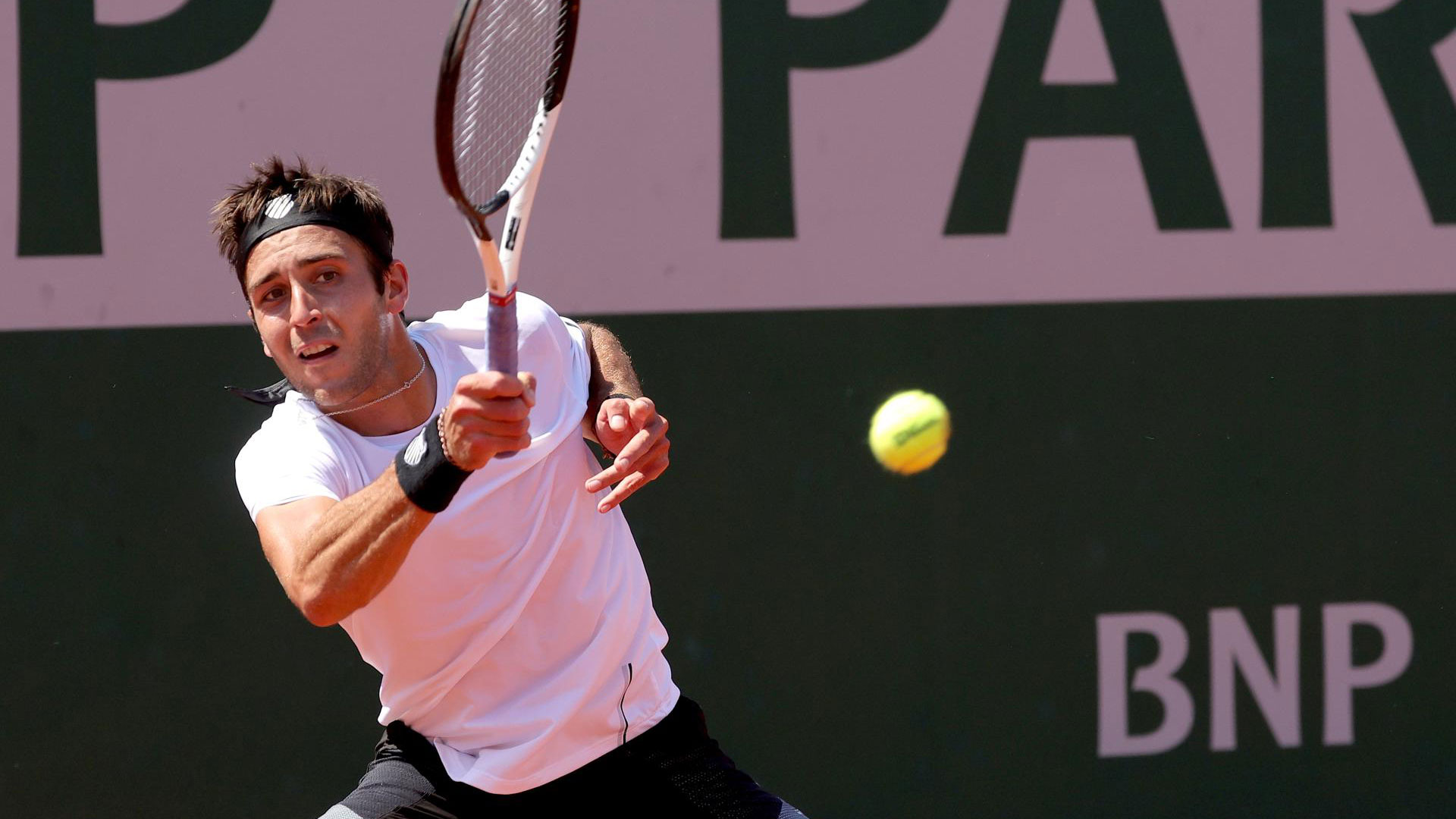 El argentino Tomás Etcheverry dio el golpe del día en Roland Garros y Francisco Cerúndolo sigue a paso firme