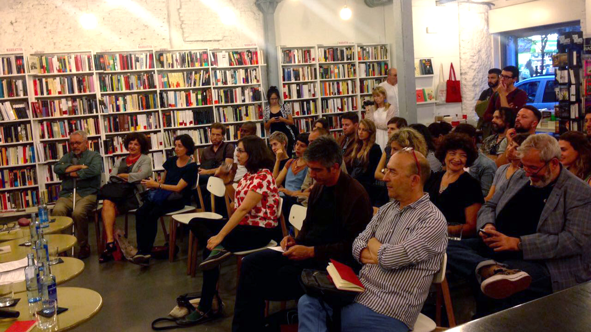  Personas en una tertulia llevada a cabo en la librería Tipos Infames, de Madrid.(Archivo Infobae)