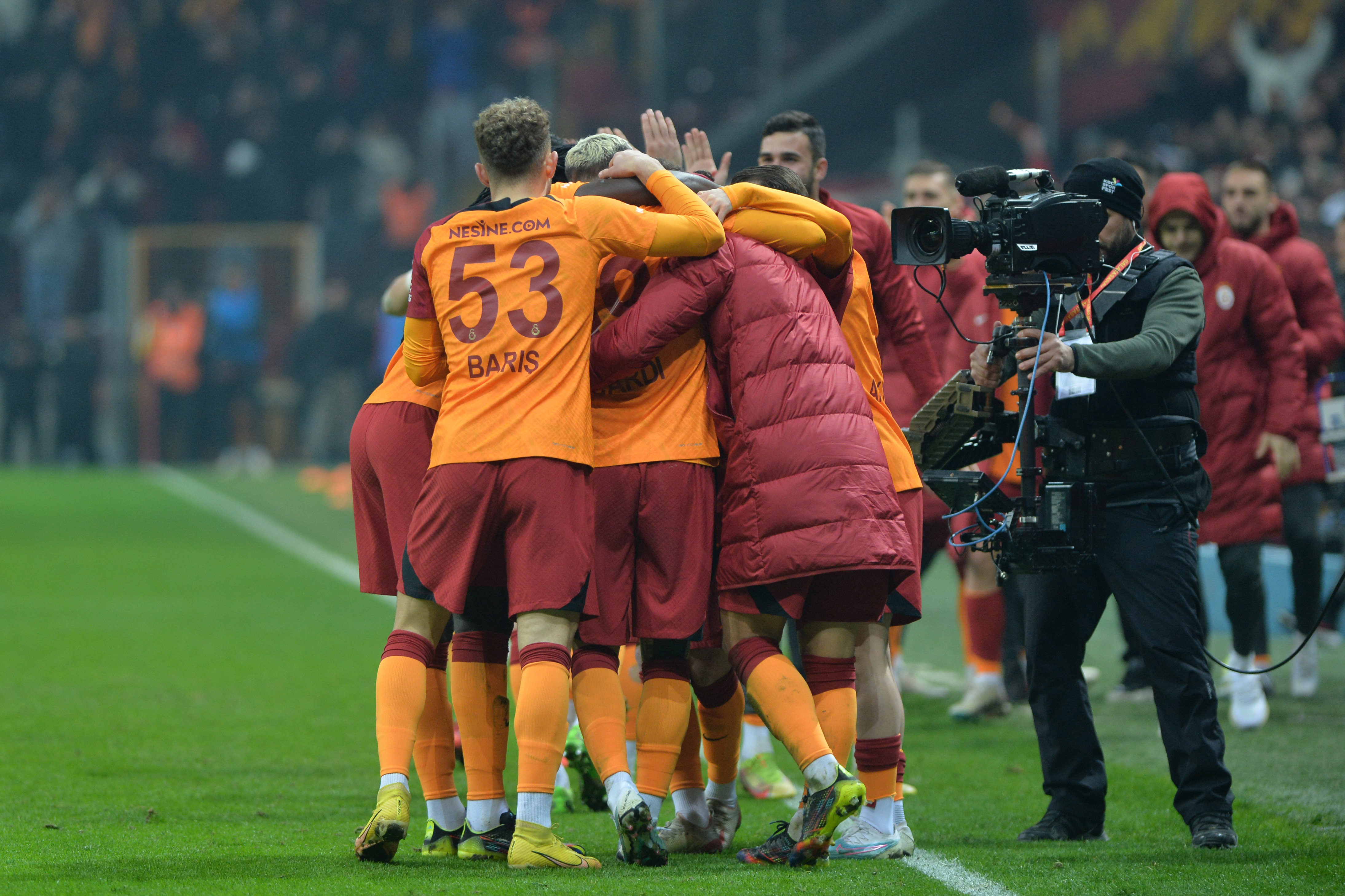 El delirio de todo los jugadores del Galatasaray tras el segundo gol de Icardi que le dio la victoria a su equipo (Photo by Seskim Photo/MB Media/Getty Images)