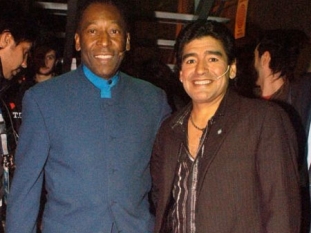 Pelé y Diego Maradona, juntos en un evento relacionado con el fútbol