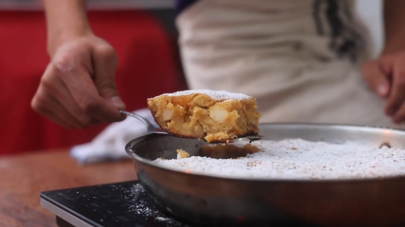 Cómo preparar un pastel de manzana en sartén - receta rápida y sencilla -  Infobae