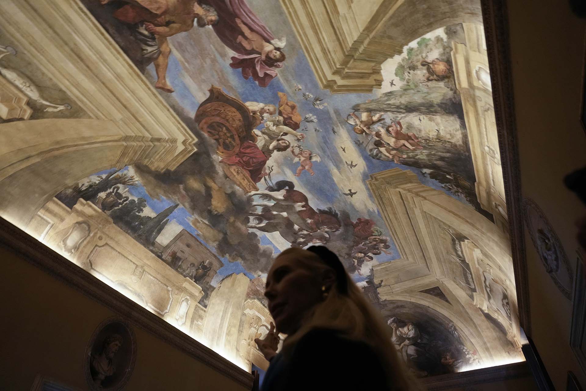 La princesa Rita Boncompagni Ludovisi muestra un fresco de Guercino dentro del Casino dell'Aurora