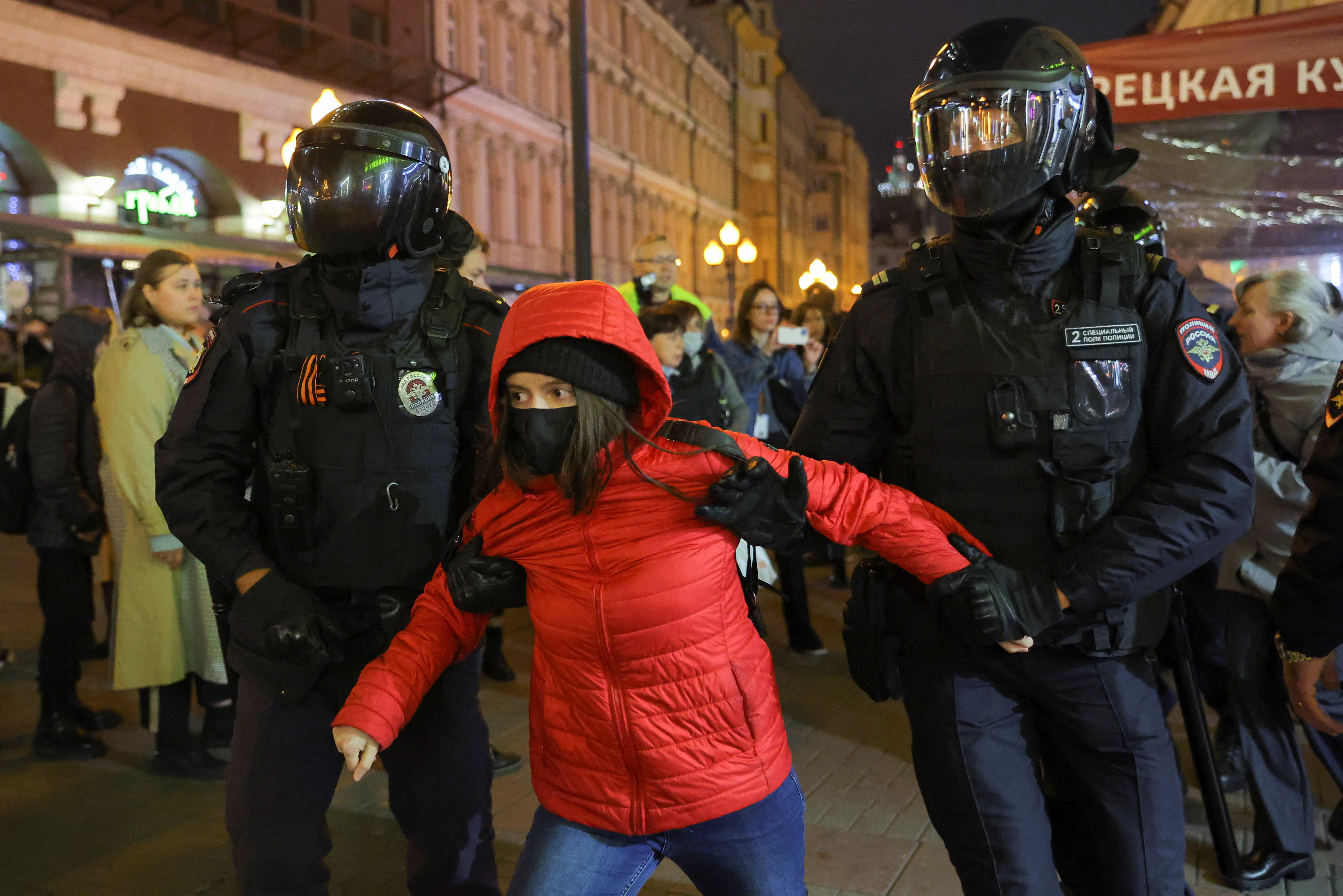 Una joven es detenida por los oficiales moscovitas (2022. REUTERS/REUTERS PHOTOGRAPHER)