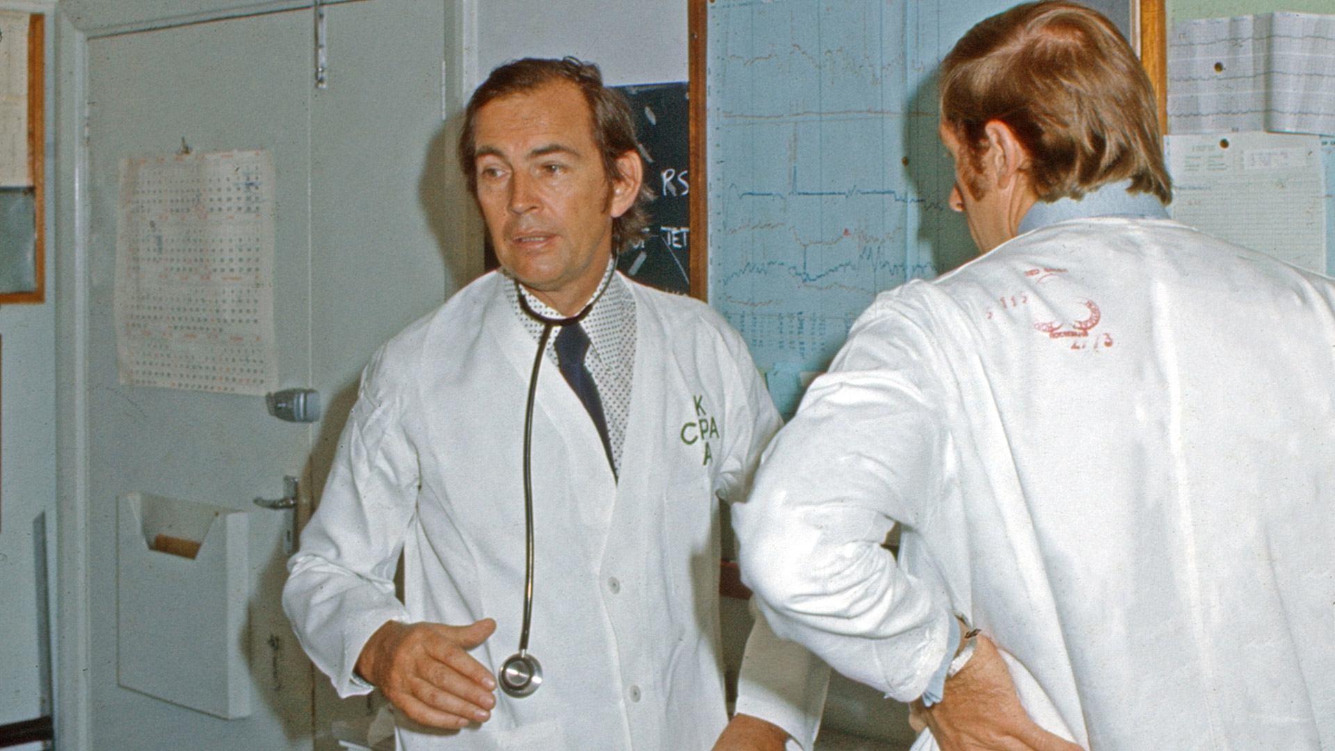 El cardiocirujano sudafricano Christiaan Barnard, en el hospital de Ciudad del Cabo, en 1974. (Photo by Wolfgang Kuhn/United Archives via Getty Images)