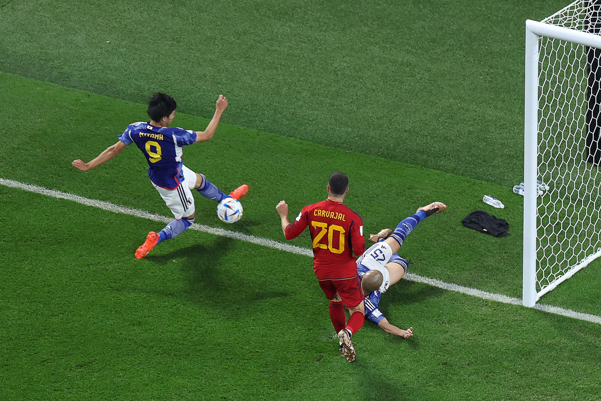 FIFA confirmó que la pelota no se fue en el gol de Japón contra España: la explicación oficial y el efecto parallax