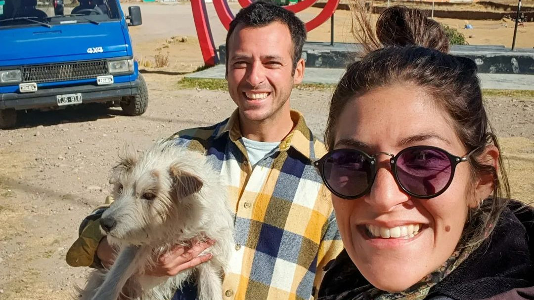 Iara, Guille y Ettore, su mascota, han recorrido varias ciudades de Colombia en su vehículo