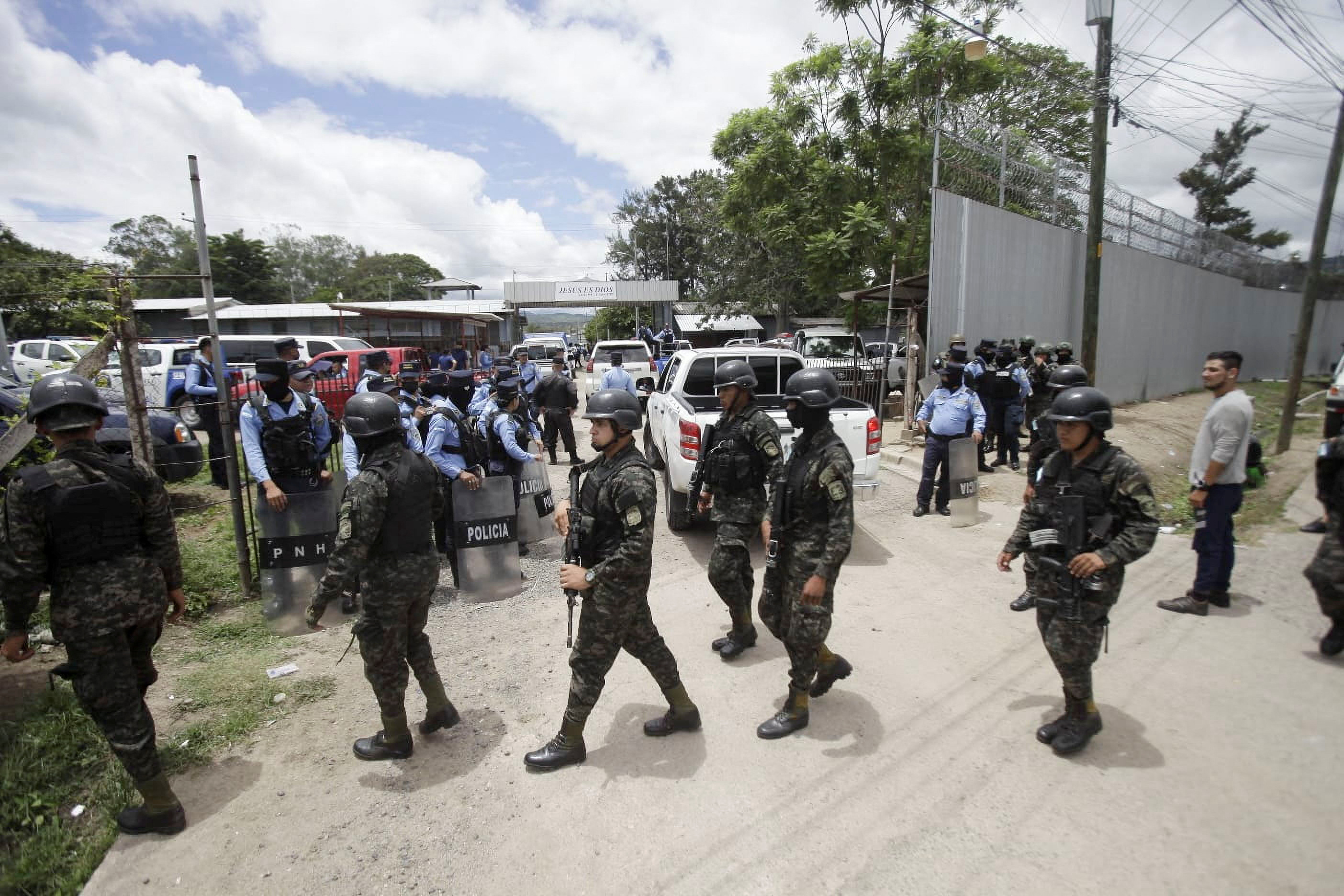 Las fuerzas de seguridad en la cárcel donde ocurrió el enfrentamiento (REUTERS/Fredy Rodriguez)