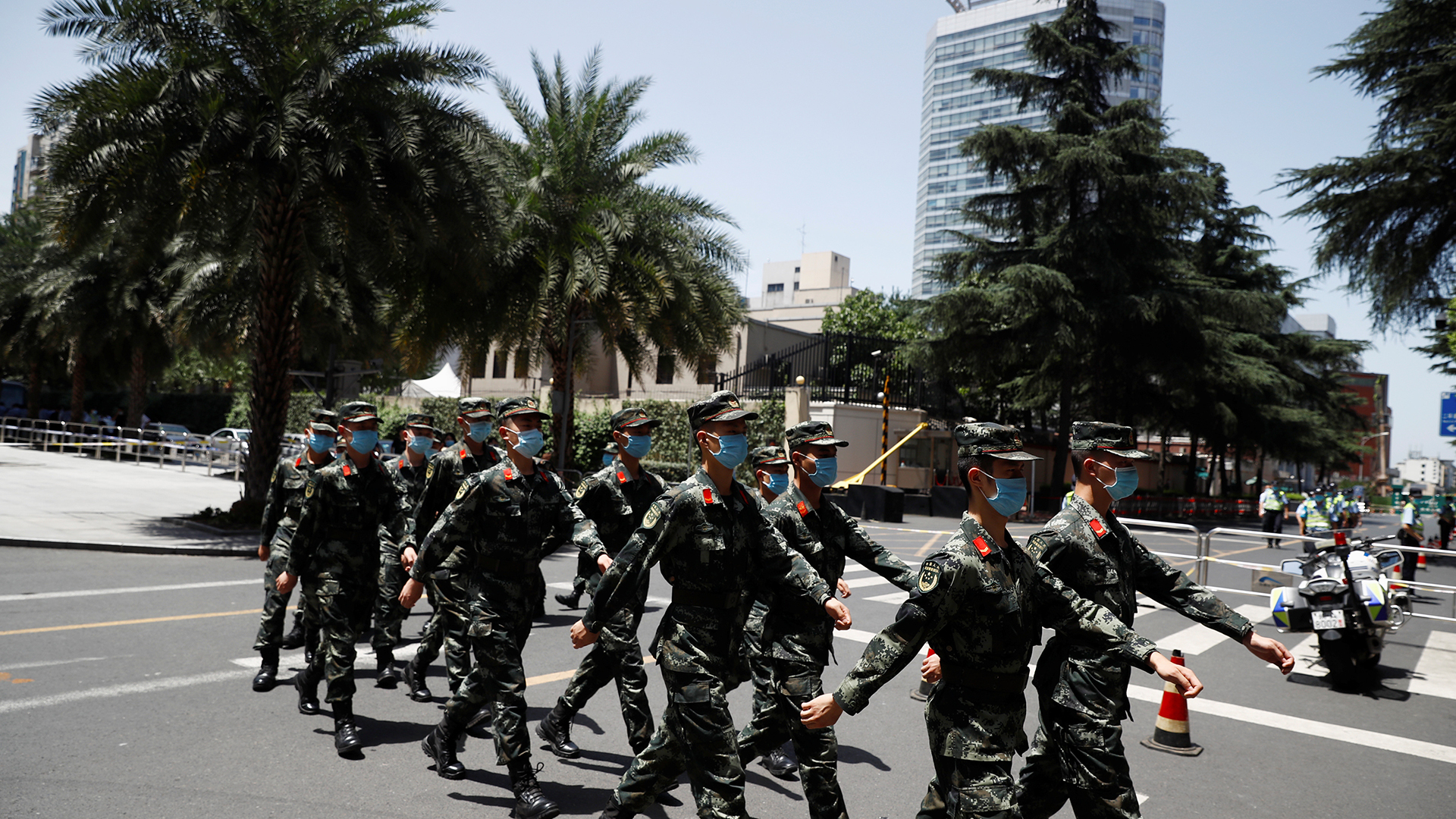 Soldados del ejército chino marchando con tapabocas (Reuters)
