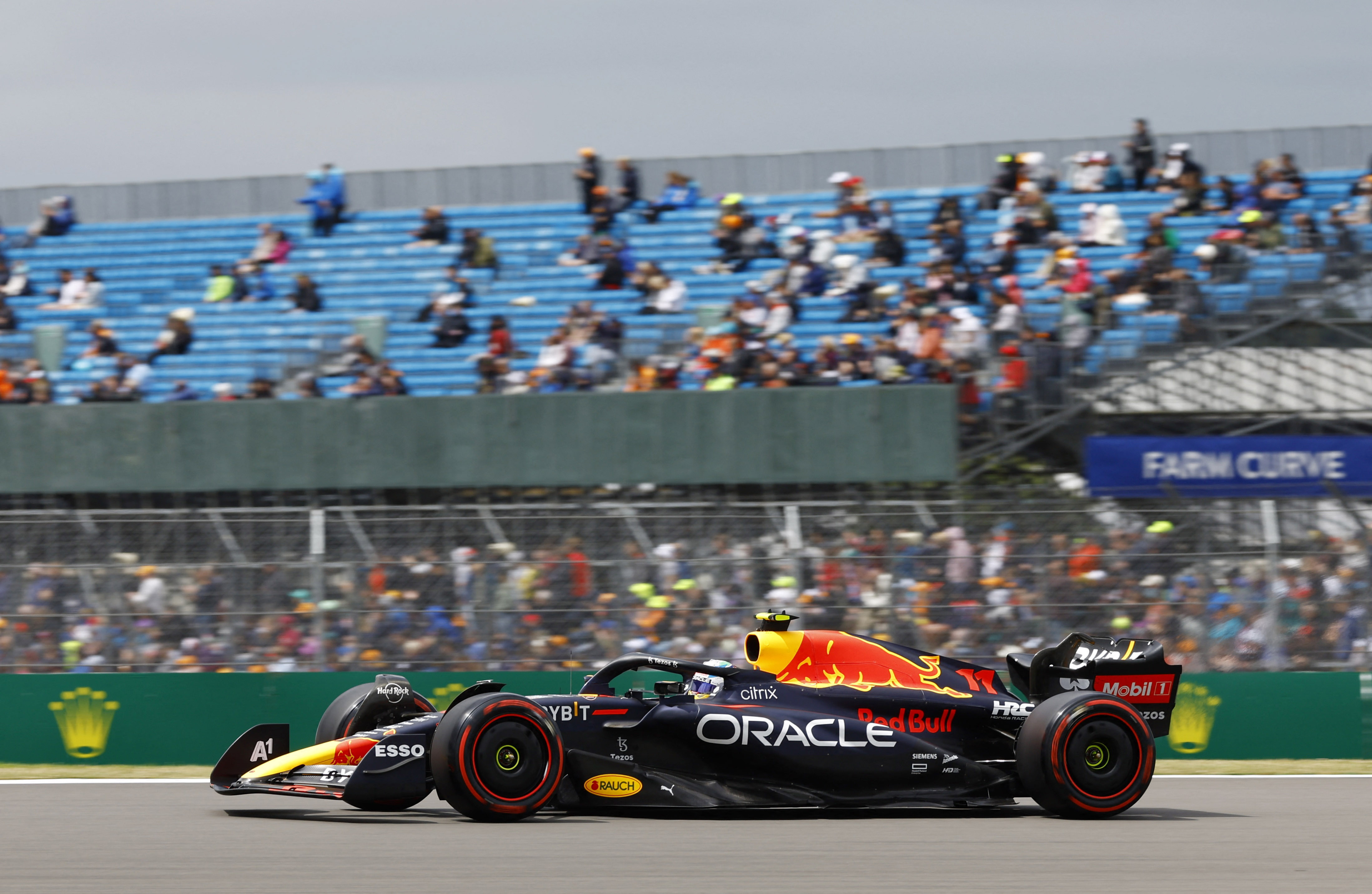 Checo Pérez logró defender su segundo puesto en el GP de Gran Bretaña y dejó en tercero a Lewis Hamilton (Foto: REUTERS/Andrew Boyers)