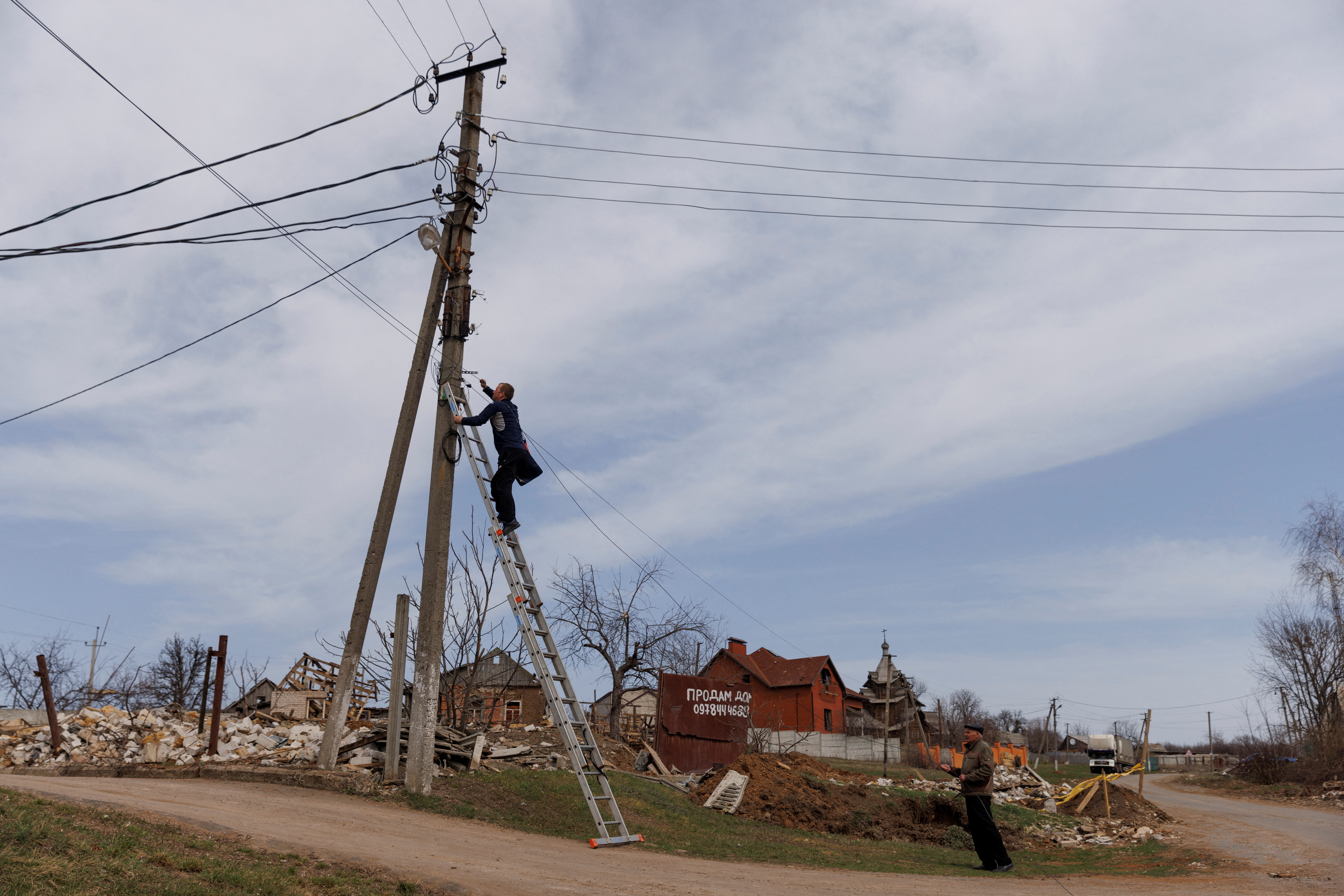 Los trabajadores de las telecomunicaciones se han convertido en “héroes invisibles” de esta guerra (REUTERS/Thomas Peter)