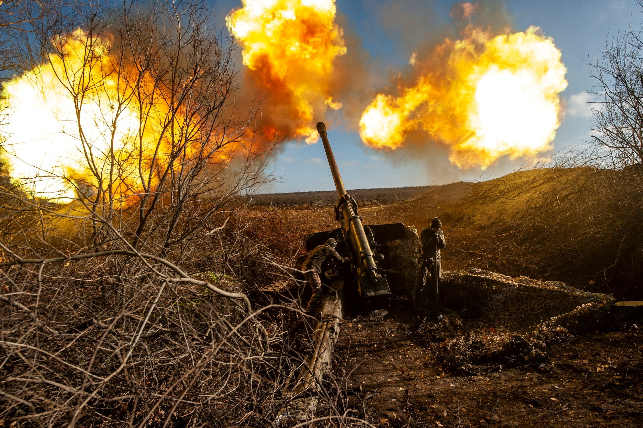 Militares ucranianos disparan un cañón de campaña remolcado M-46 de 130 mm en una línea del frente, mientras continúa el ataque de Rusia contra Ucrania, cerca de Soledar, en la región de Donetsk, Ucrania (Reuters)