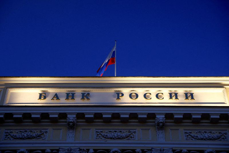 IMAGEN DE ARCHIVO. Una bandera rusa flamea en la sede del banco central, en Moscú, Rusia. Marzo 29, 2021. REUTERS/Maxim Shemetov