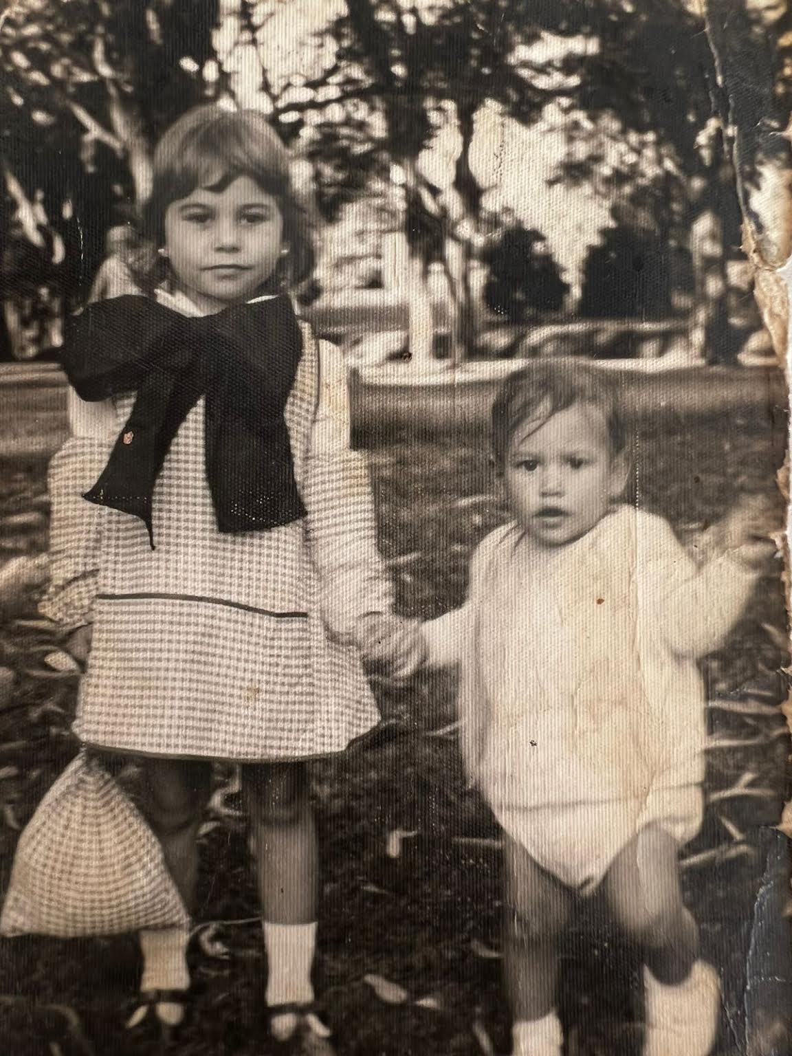 Rodrigo Lussich y su hermana Fernanda, en 1974