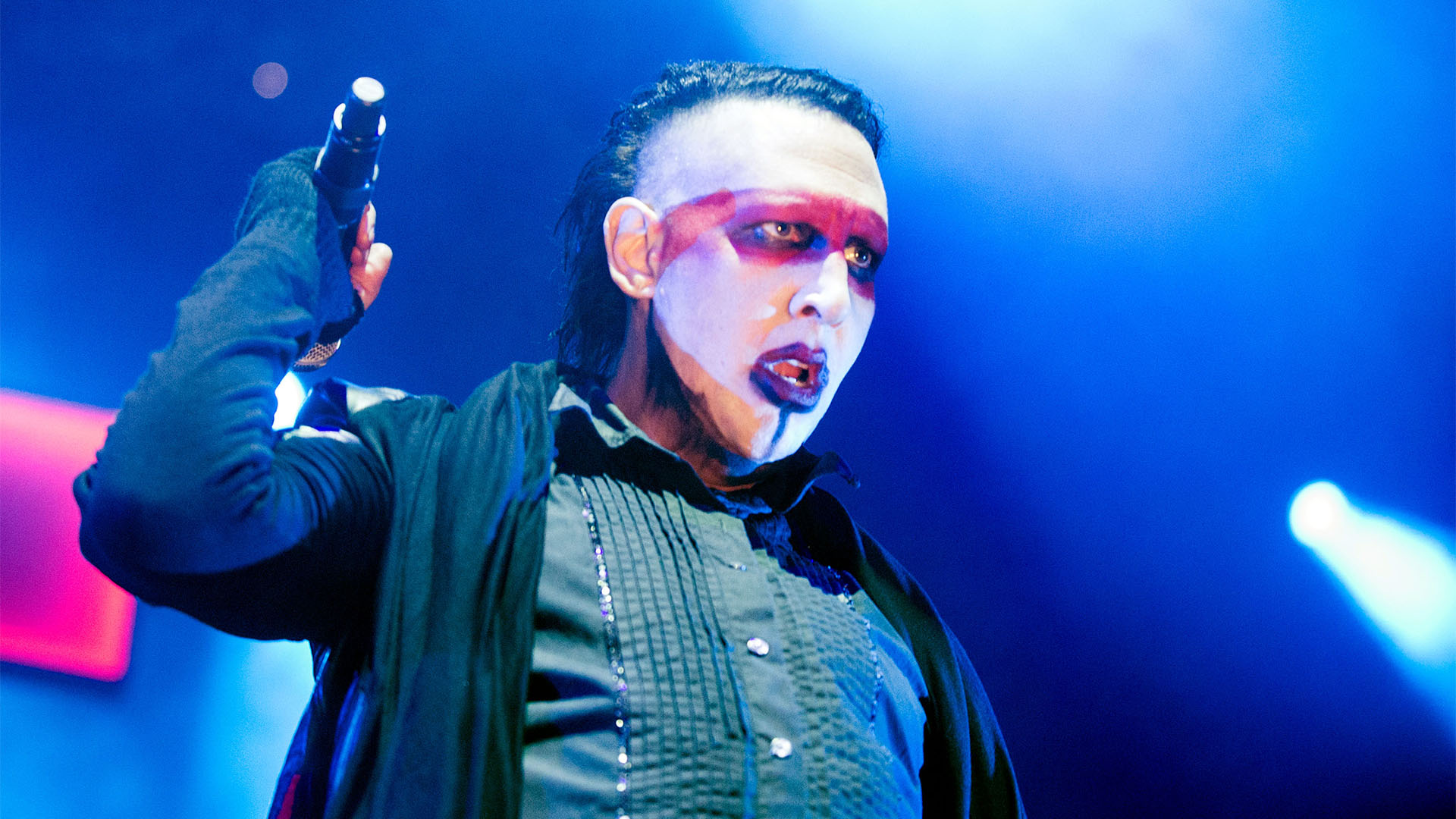 Denuncian que Marilyn Manson encerraba a mujeres en una celda de vidrio para maltratarlas psicológicamente