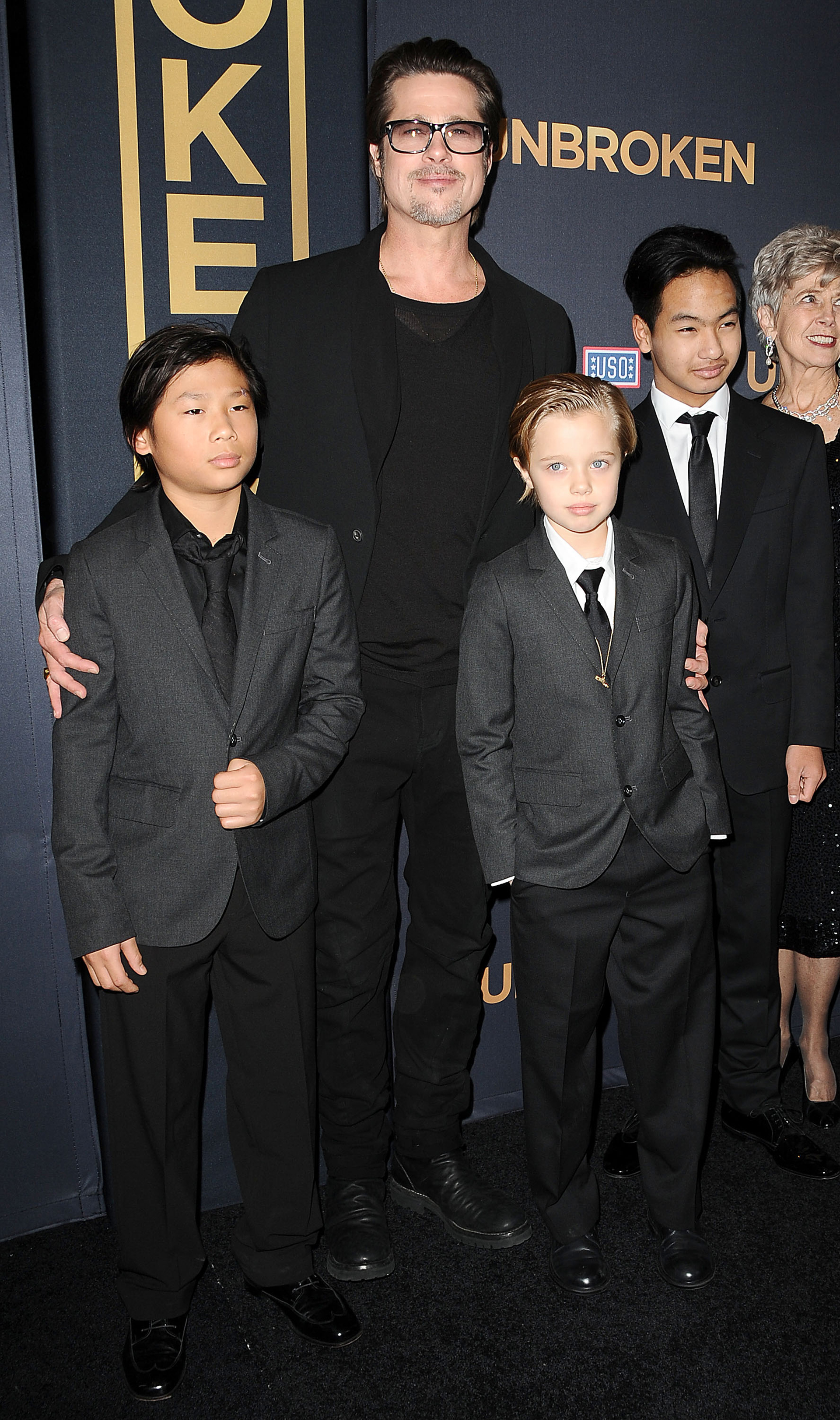 El actor Brad Pitt junto a Pax Thien Jolie-Pitt, Shiloh Nouvel Jolie-Pitt y Maddox Jolie-Pitt en un estreno en California (Foto de Jason LaVeris/FilmMagic)
