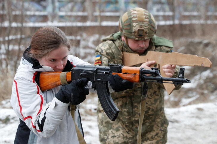 Nuevos reservistas realizan ejercicios de defensa después de unirse a las Fuerzas de Defensa Territorial de Ucrania, en las afueras de Kiev. Enero 29, 2022.  REUTERS/Valentyn Ogirenko