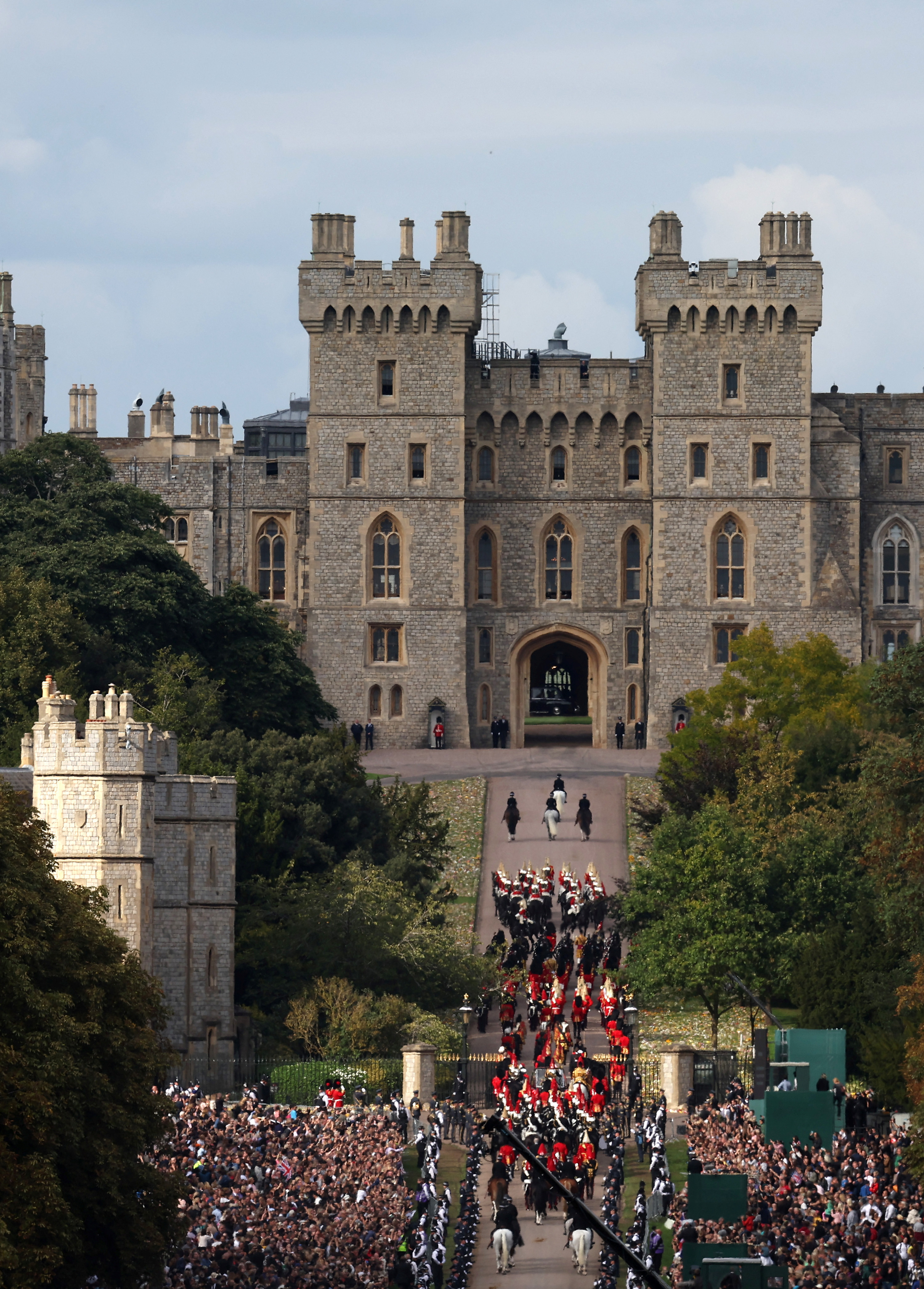 Una vista general del Royal State Hearse que lleva el ataúd de la Reina Isabel II llega al Castillo de Windsor para el Servicio de Sepelio. 