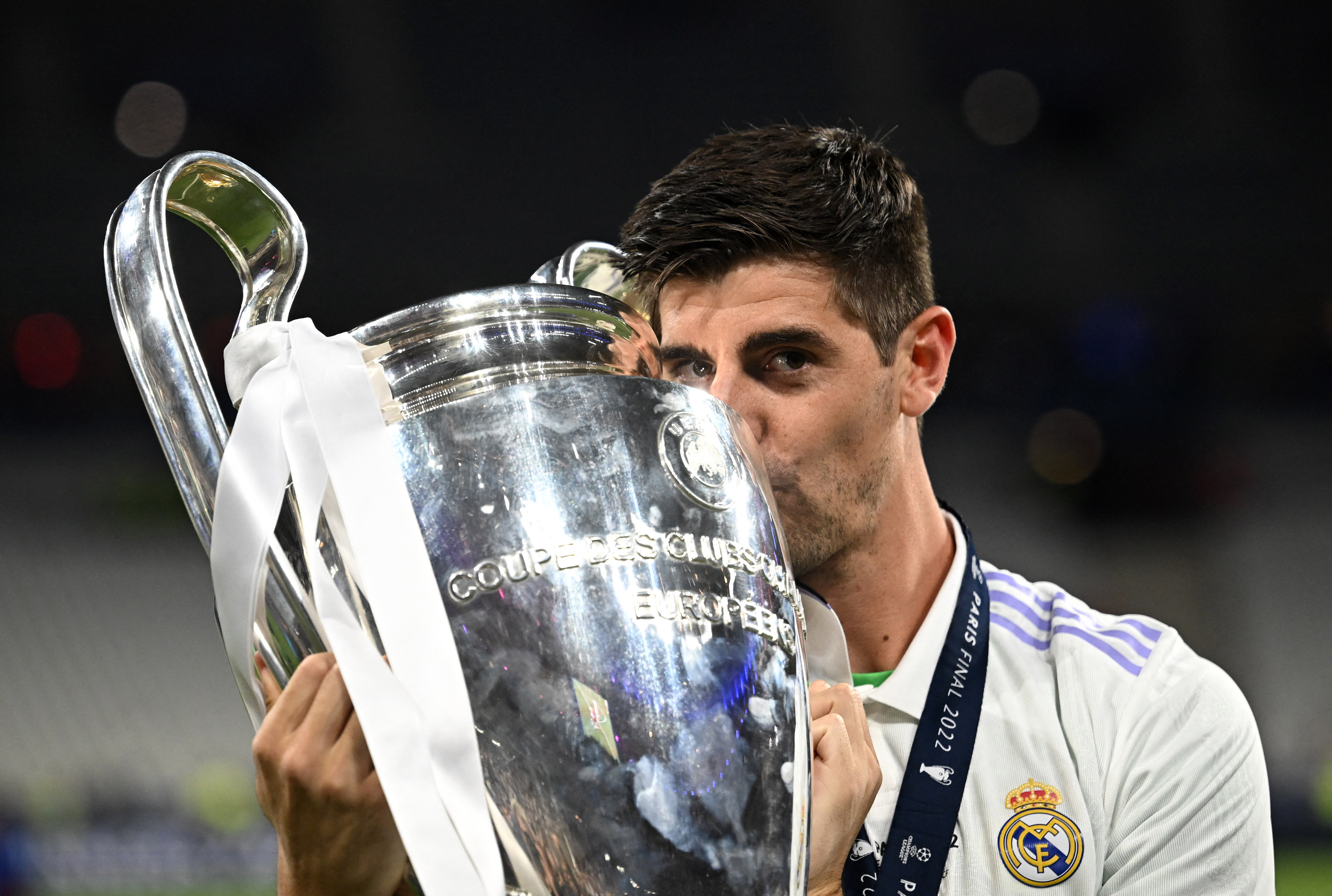 Thibaut Courtois besa el título de la Champions League | REUTERS/Dylan Martinez