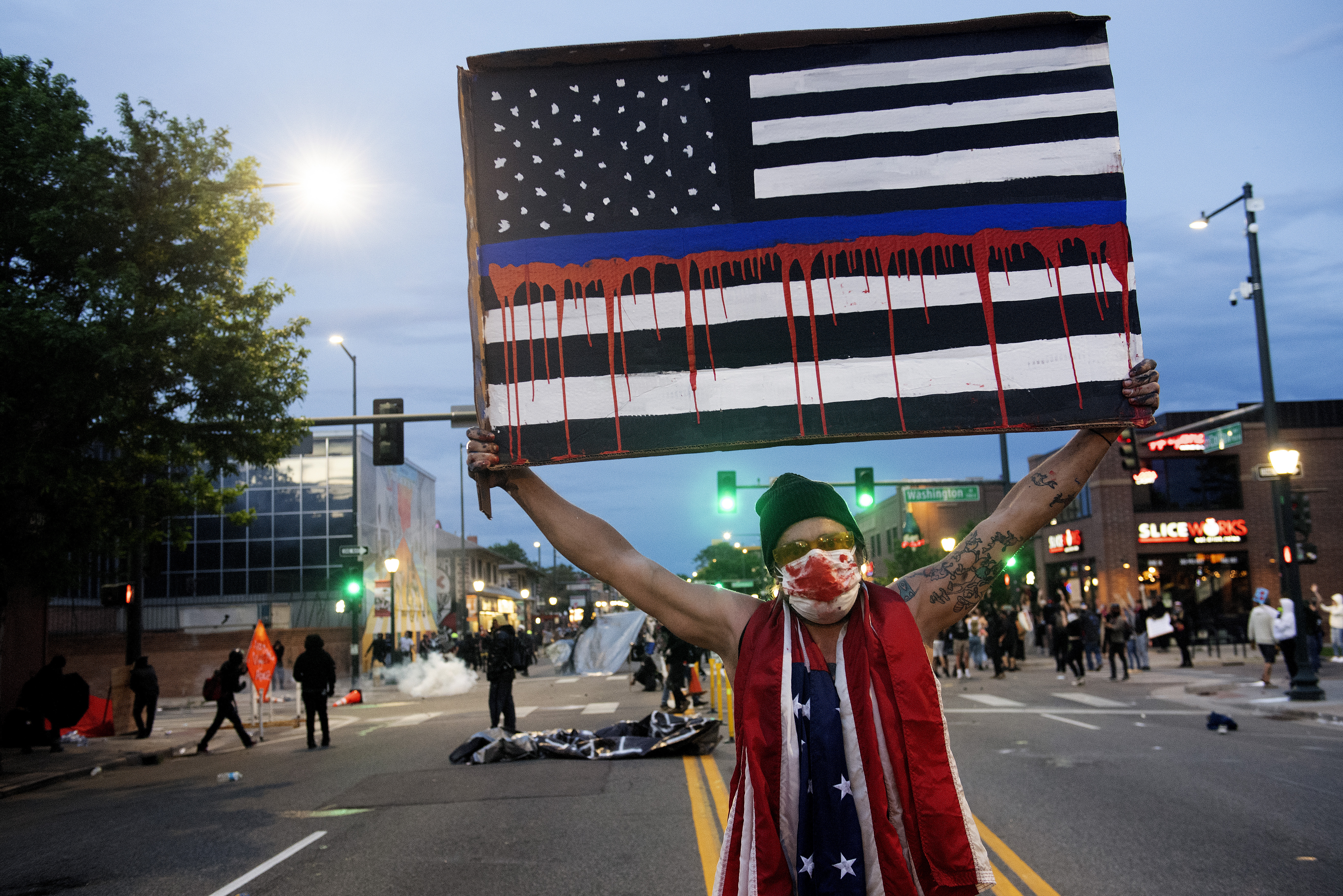 Un manifestante durante una protesta en Denver, Colorado, este domingo (Jason Connolly / AFP)
