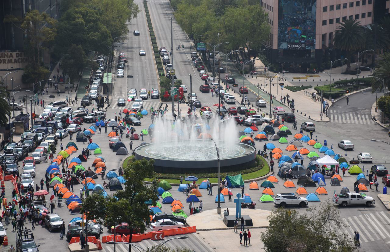CIUDAD DE MÉXICO, 20SEPTIEMBRE2020.- Simpatizantes del Frente Nacional AntiAmlo (FRENA) continúan con su plantón sobre Av. Juárez ante la negativa de poder pasar rumbo al Zócalo por parte de elementos de la policía capitalina, al medio día más integrantes de esta organización llegaron en sus automóviles para apoyar a los manifestantes ya ubicados con sus casas de campaña tomando la glorieta de Bucareli al cruce con Reforma, impidiendo el tránsito en ambos sentidos. FOTO :DANIEL AUGUSTO /CUARTOSCURO.COM
