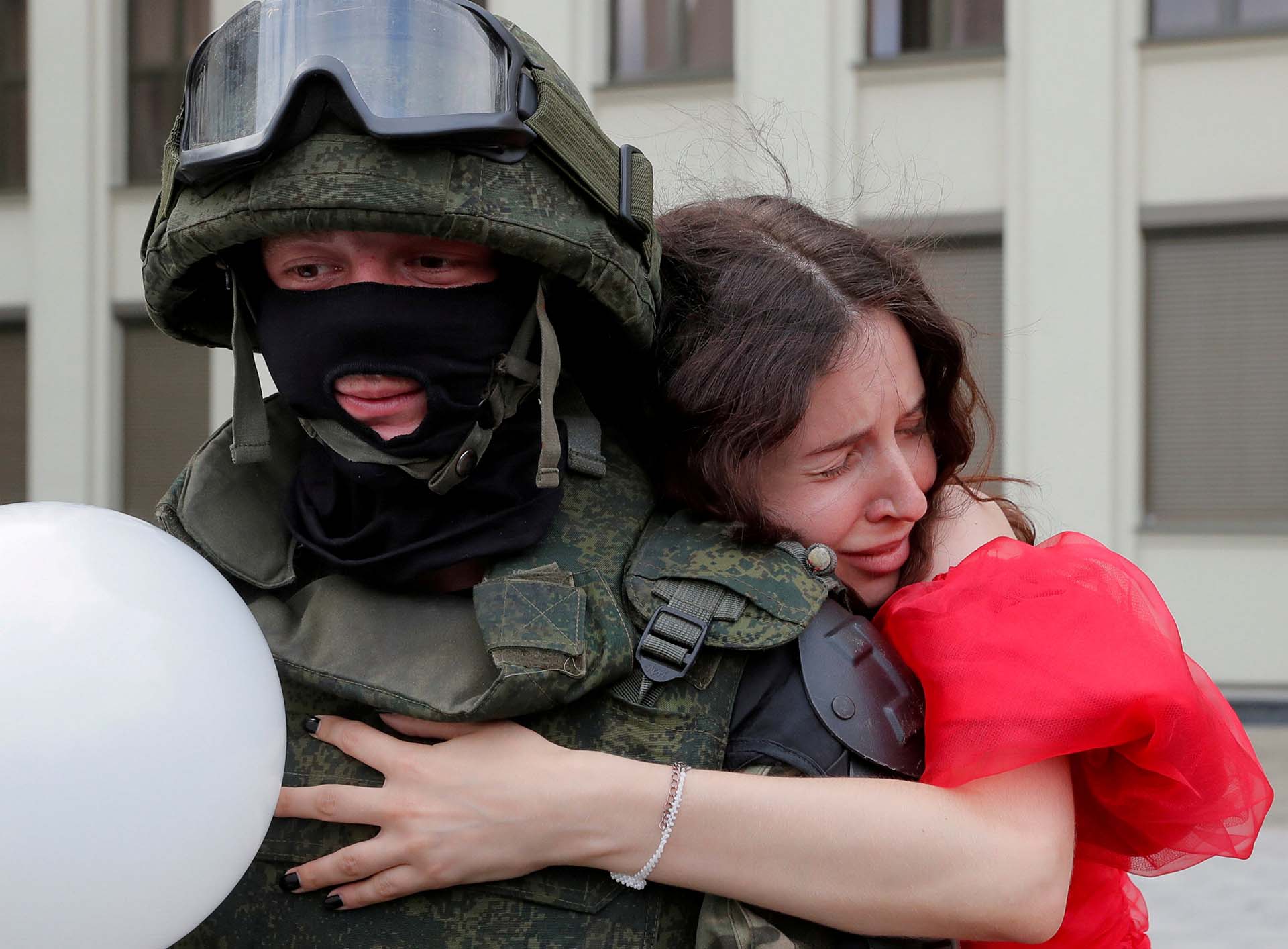 Una mujer abraza a un integrante de las tropas del ministerio del Interior de Bielorrusa durante las protestas de la oposición ante las sospechas de fraude electoral por parte del presidente Lukashenko. (14 de agosto)