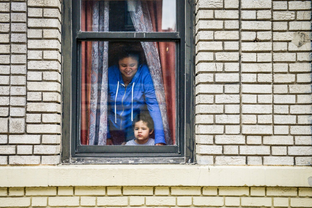 Una madre y su hijo en el vecindario Washington Heights de Nueva York el 23 de abril de 2020. (Marian Carrasquero/The New York Times)
