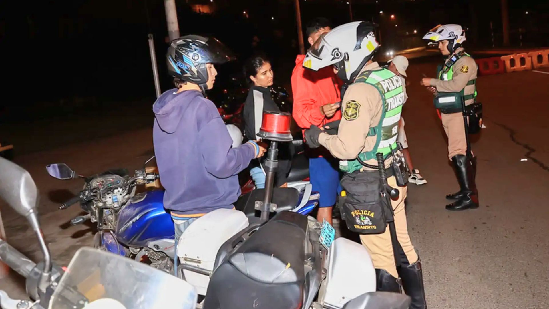 Prohibición de dos personas en moto: PNP pide cambiar norma para que cualquier policía aplique las sanciones - Infobae