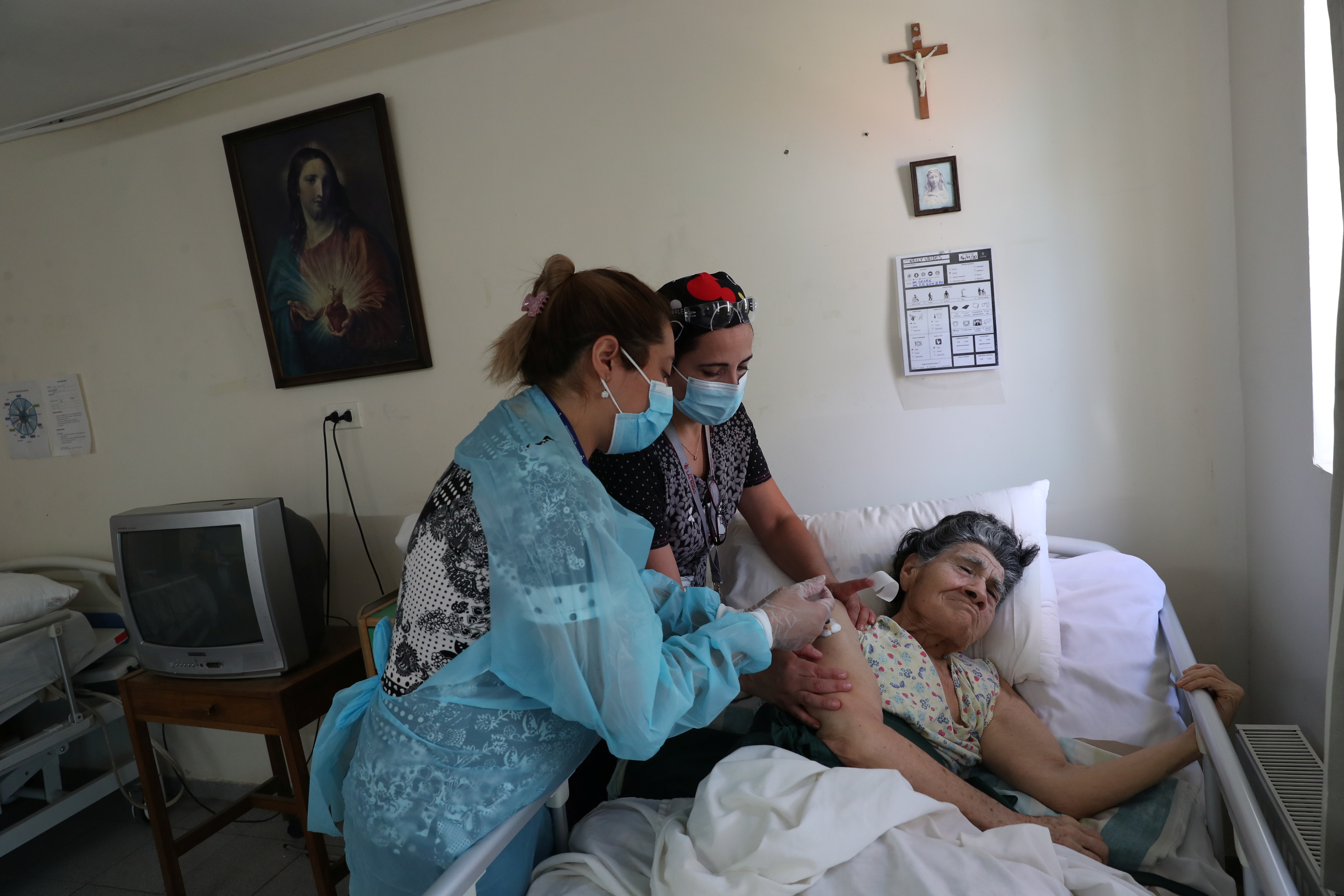 La vacunación en una residencia de ancianos en Santiago de Chile
