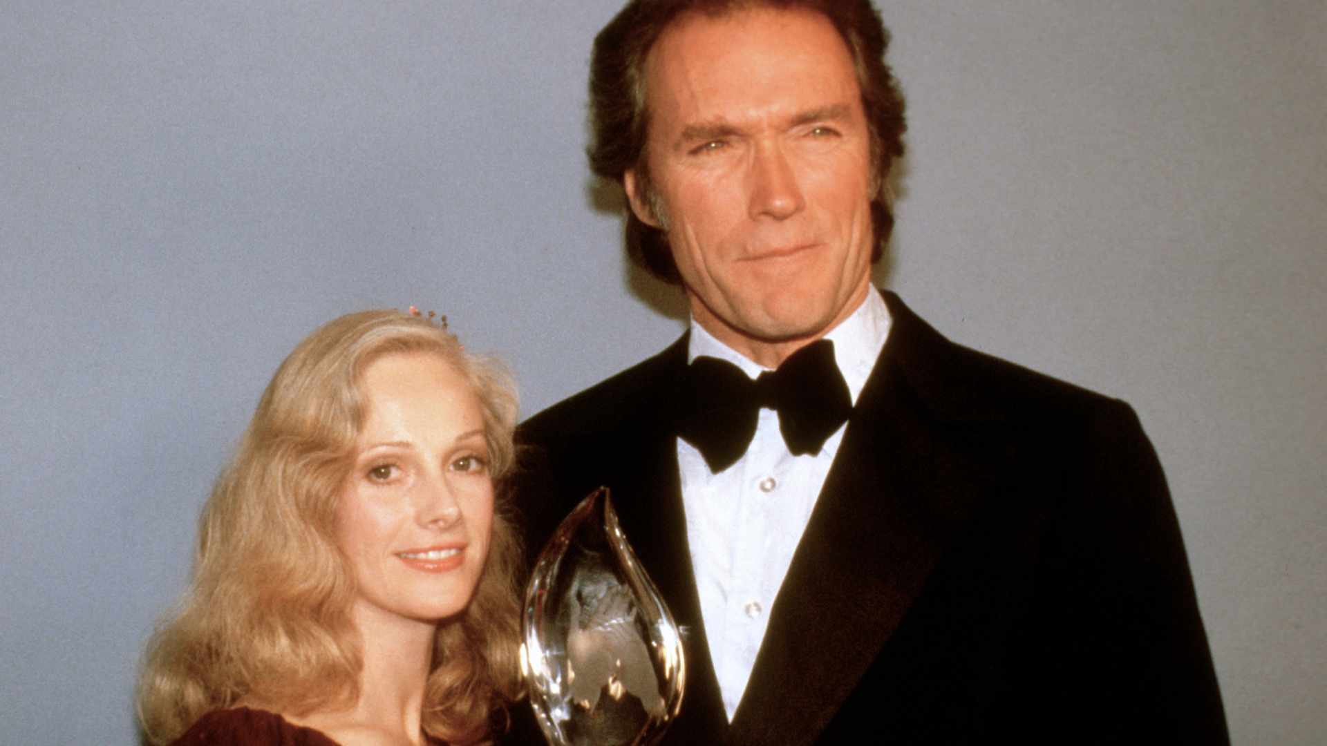En esta fotografía de archivo del 5 de marzo de 1981, Clint Eastwood posa con su novia Sondra Locke, izquierda, al recibir su premio People's Choice al actor cinematográfico favorito en Los Ángeles. Locke falleció el 3 de noviembre de 2018 a los 74 años (AP Foto, archivo)
