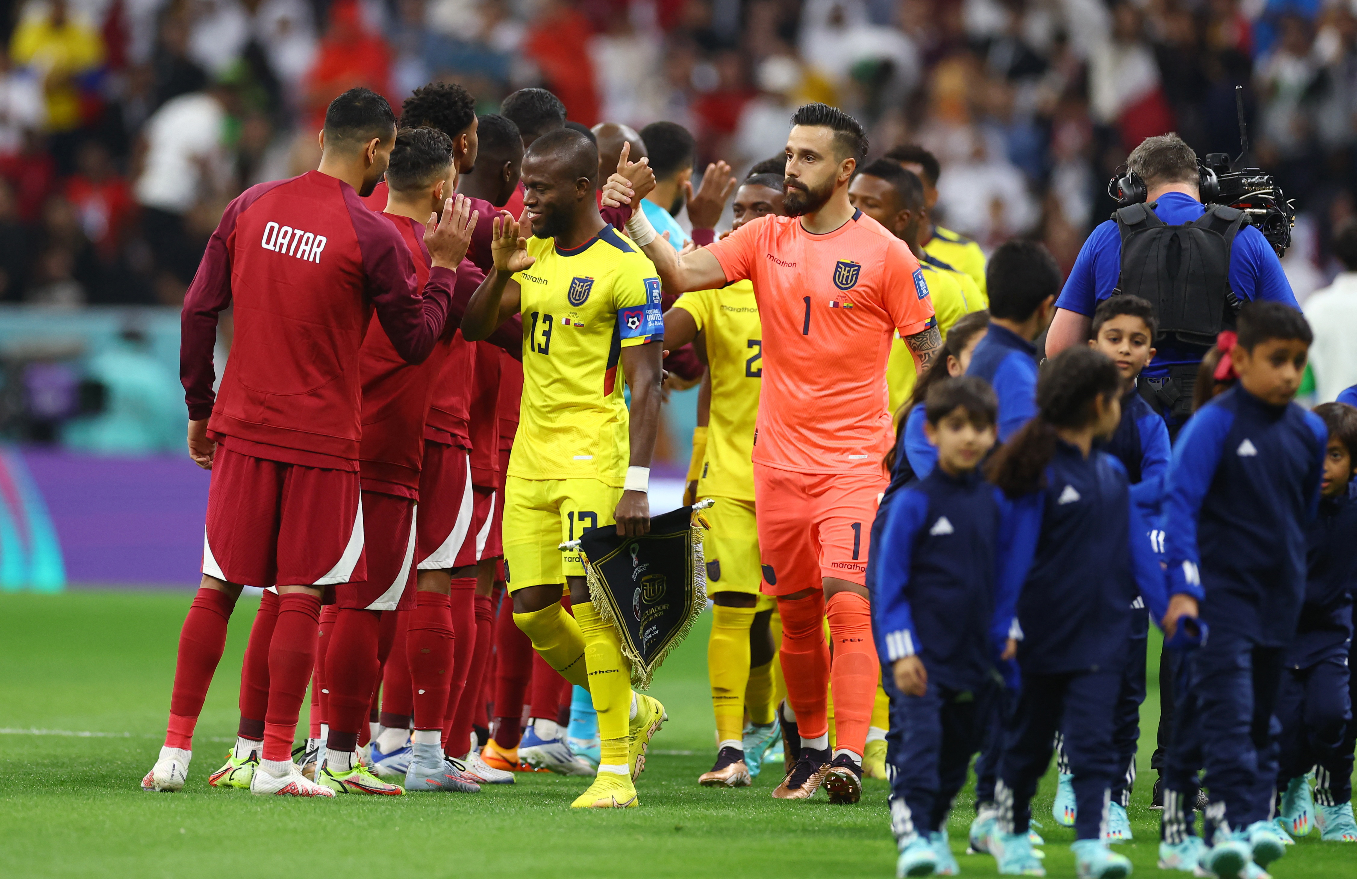 Enner Valencia y Hernán Galíndez durante el partido inaugural del Mundial de Qatar. Foto: REUTERS/Kai Pfaffenbach