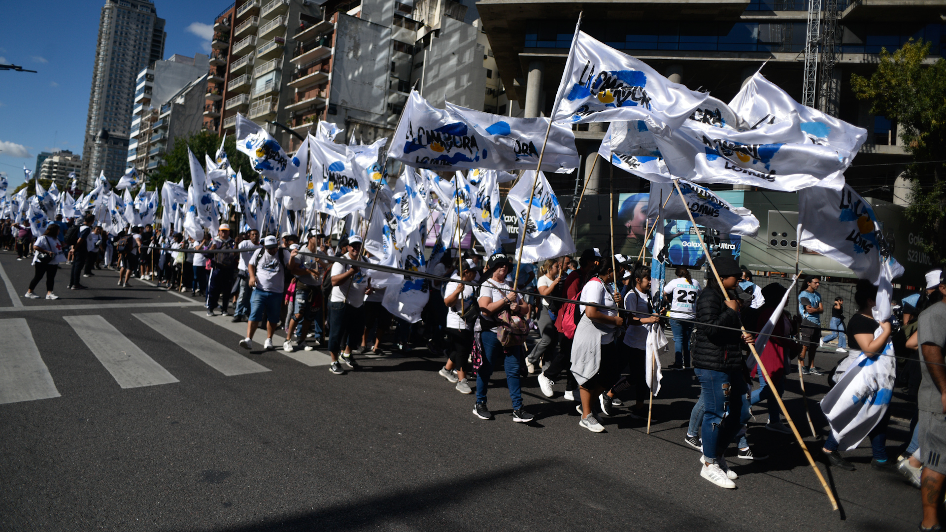 Las columnas de militantes que marcharán hasta la Plaza de Mayo formaron sobre la Avenida del Libertador. Son 14 kilómetros en total

