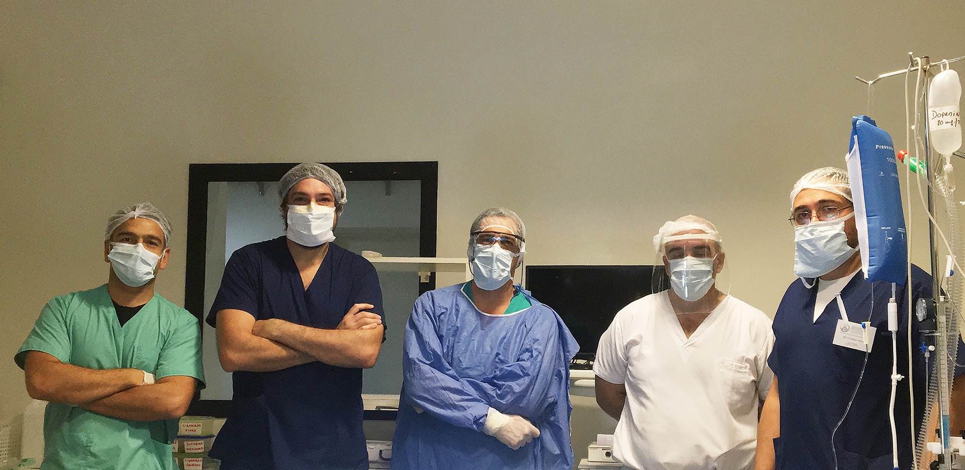 El equipo médico que puso a prueba el sistema de adaptadores conformado por los médicos Ignacio Lugones, Roberto Orofino, Martin Marcos, Oscar Robledo y Javier Mouly.