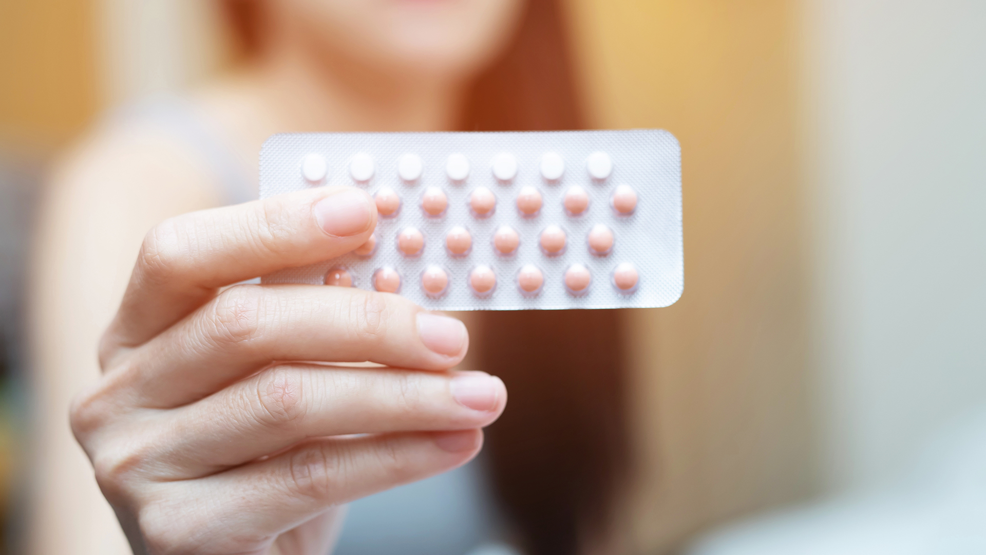 El asesoramiento anticonceptivo (salvo la colocación de un DIU o un implante) pueden ser hechas a través de consultas no presenciales, como por video o teléfono (Shutterstock)