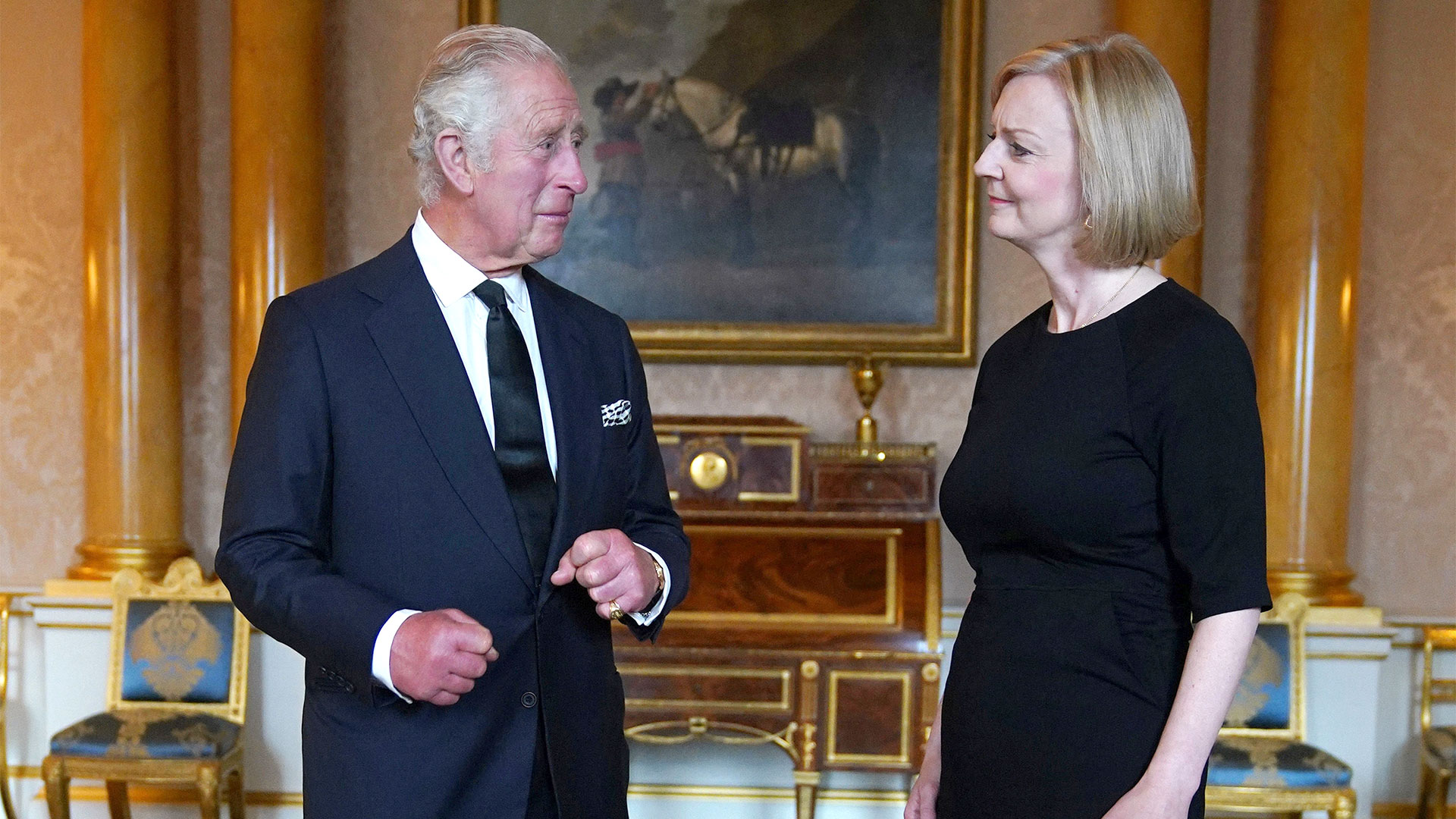 Durante el encuentro del monarca con la primera ministra Liz Truss también llamaron la atención las manos hinchadas de Carlos III (Reuters) 