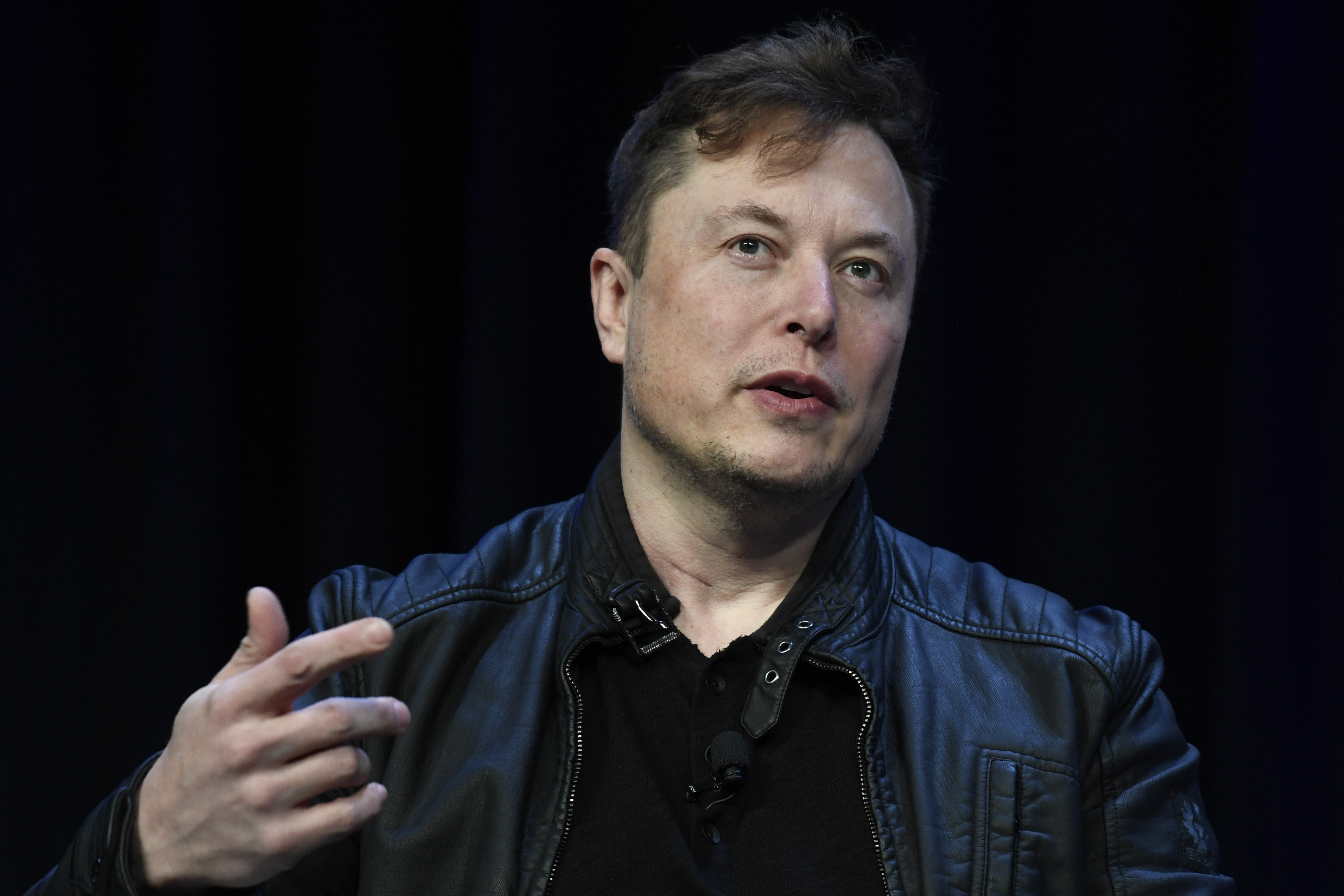 ARCHIVO - Elon Musk, director ejecutivo de Tesla y SpaceX, habla en la Conferencia y Exposición SATELLITE el 9 de marzo de 2020, en Washington. (AP Foto/Susan Walsh, Archivo)