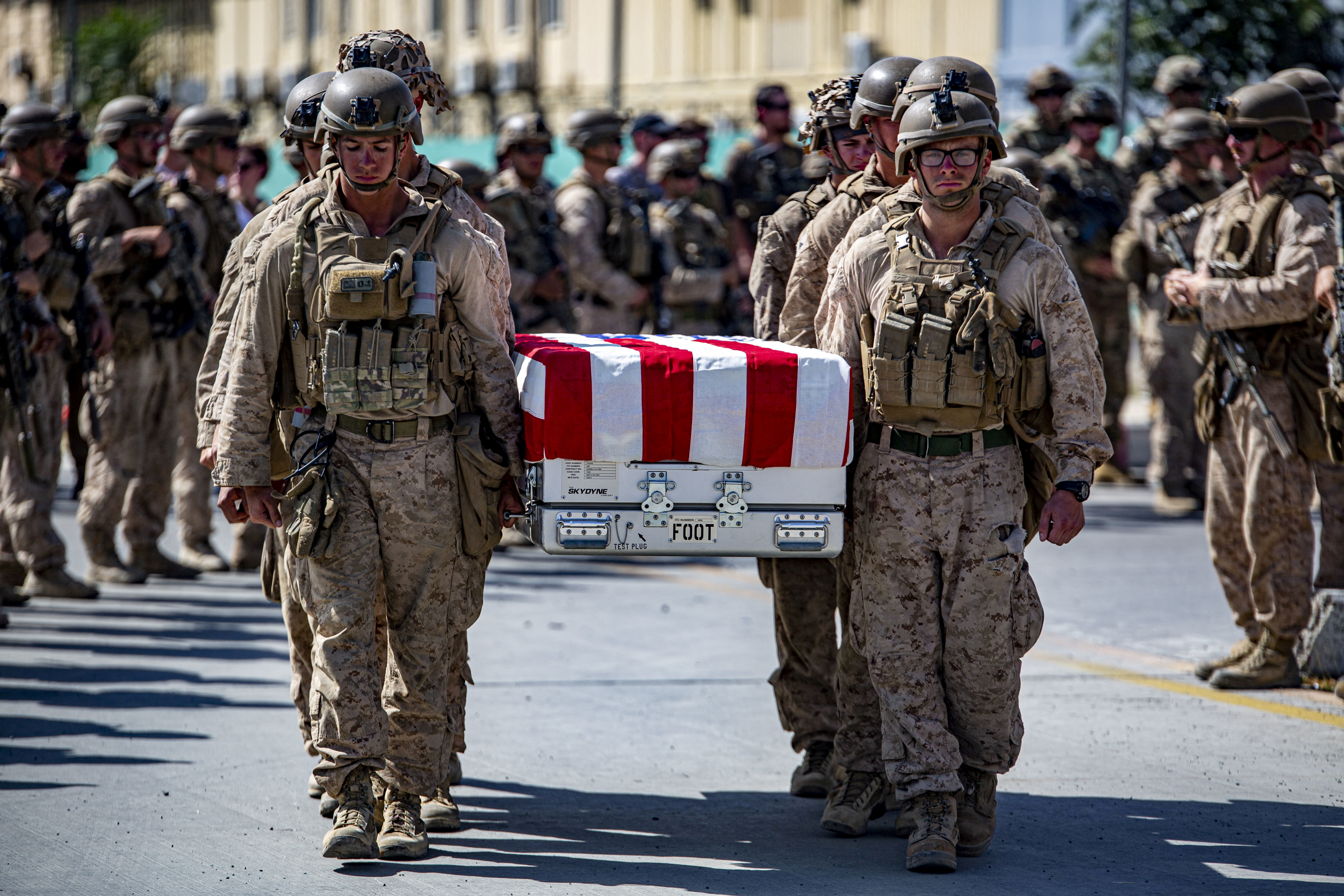 Miembros del servicio estadounidense actúan como portadores del féretro de los miembros del servicio muertos en acción durante las operaciones en el Aeropuerto Internacional Hamid Karzai en Kabul, Afganistán 27 de agosto de 2021. Fotografía tomada el 27 de agosto de 2021. U.S. Marine Corps/1stLt. Mark Andries/Handout via REUTERS/Archivo