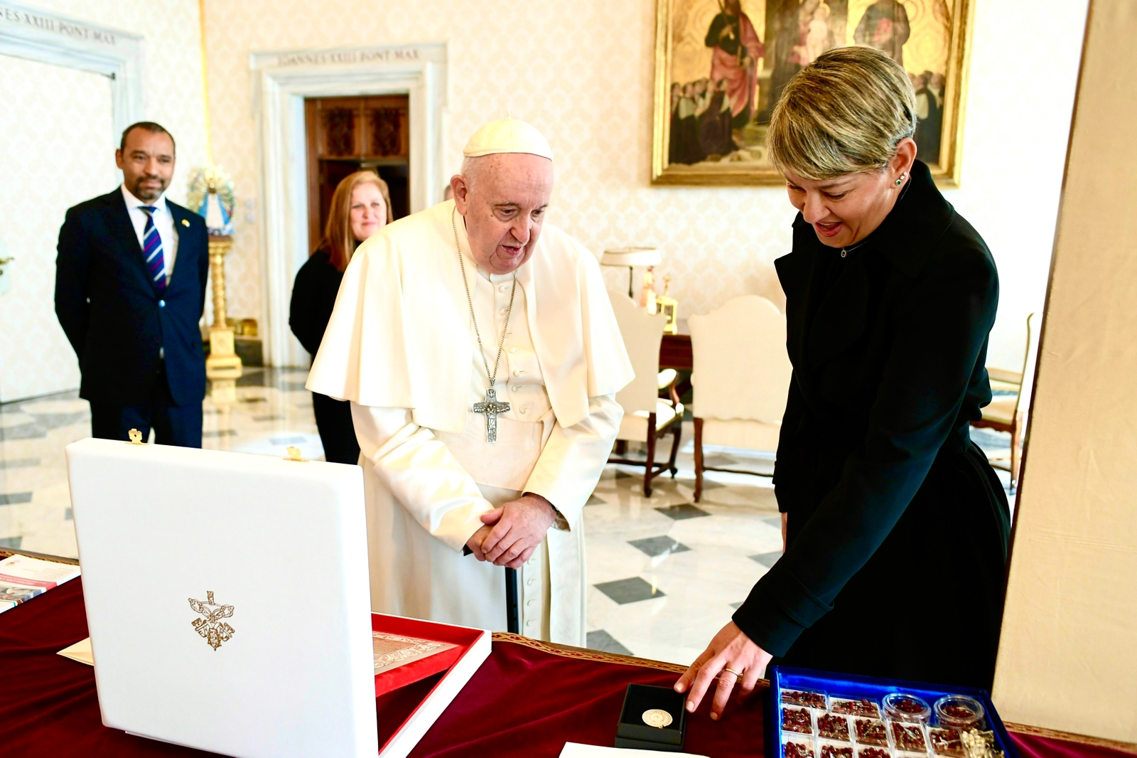 Papa Francisco y Verónica Alcocer en reunión el 14 de enero de 2023. Crédito: Presidencia de la República.