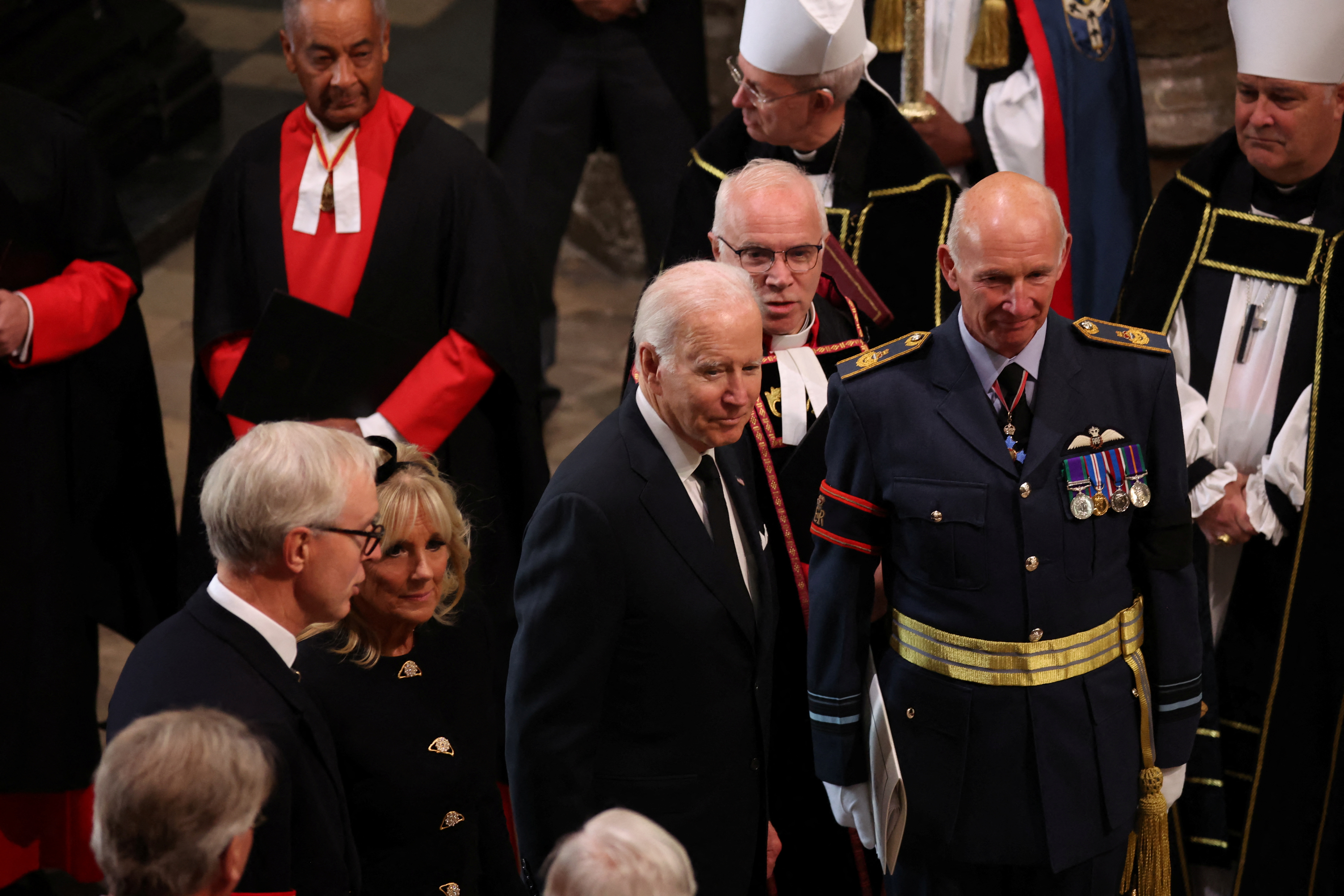 El presidente de los Estados Unidos, Joe Biden, llega al funeral junto a su esposa, Jill. 