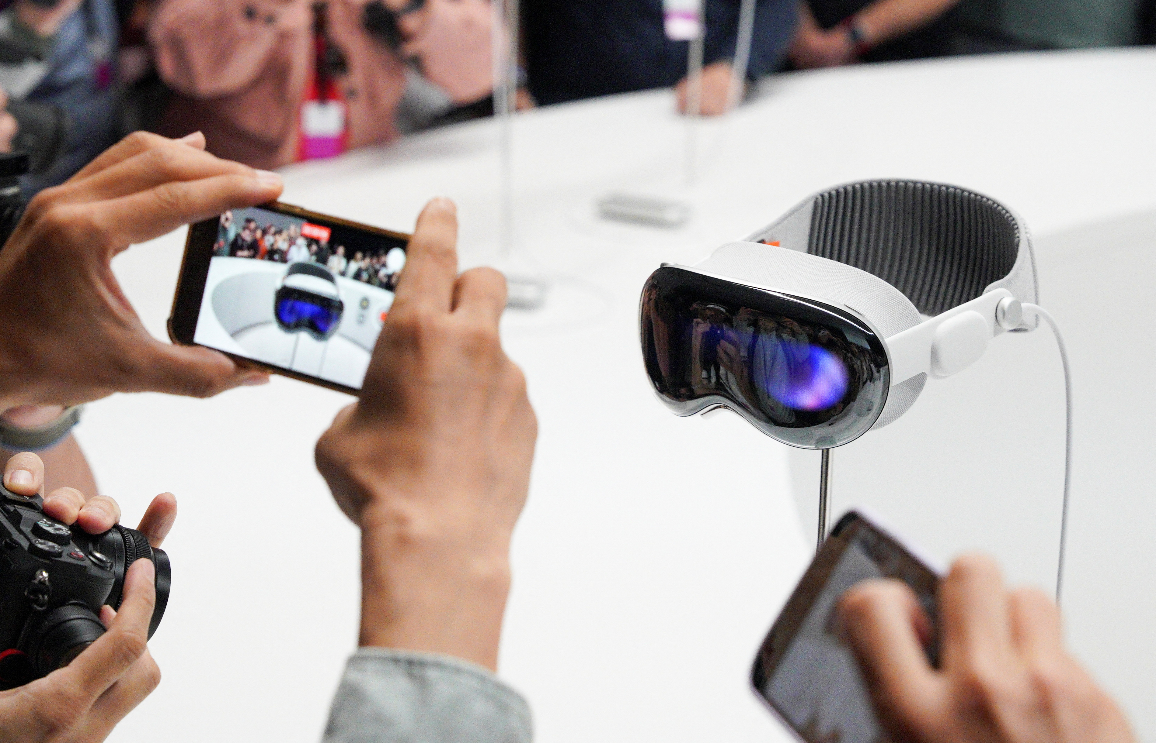 Apple vision pro vr. Шлем виртуальной реальности Apple. Шлем дополненной реальности Apple. VR Apple Vision Pro. VR-шлем Apple Vision Pro (2024)».