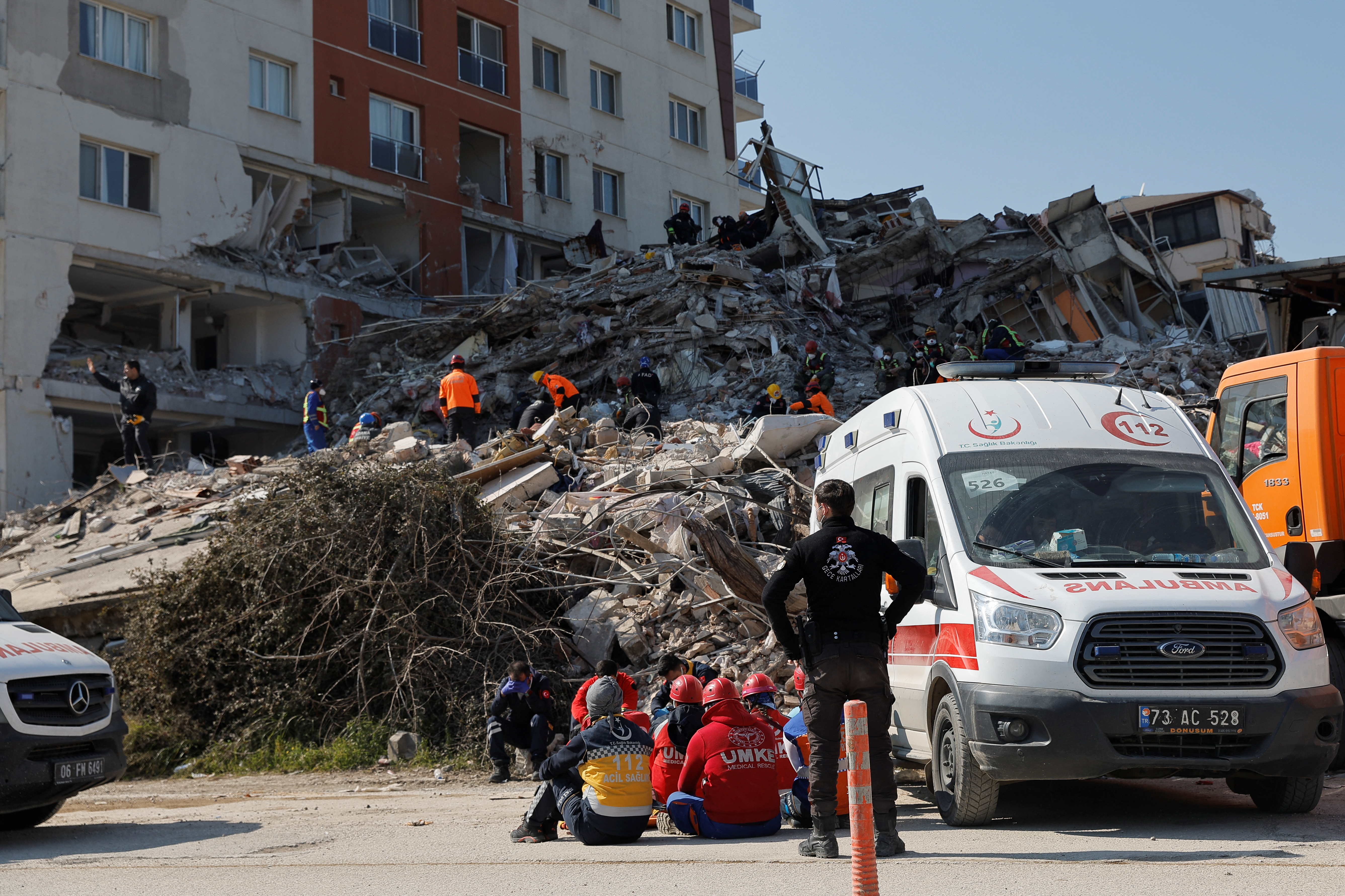 Rescatistas en Hatay, Turquía, tras el sismo del 6 de febrero (REUTERS/Maxim Shemetov)