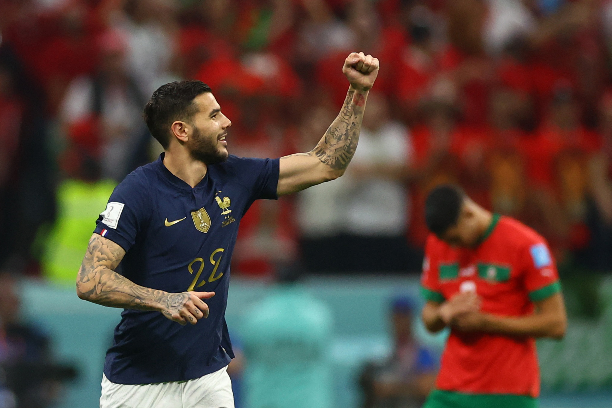 Theo Hernández festeja tras convertir el primer gol de Francia ante Marruecos en la semifinal del Mundial de Qatar 2022 (REUTERS/Lee Smith)